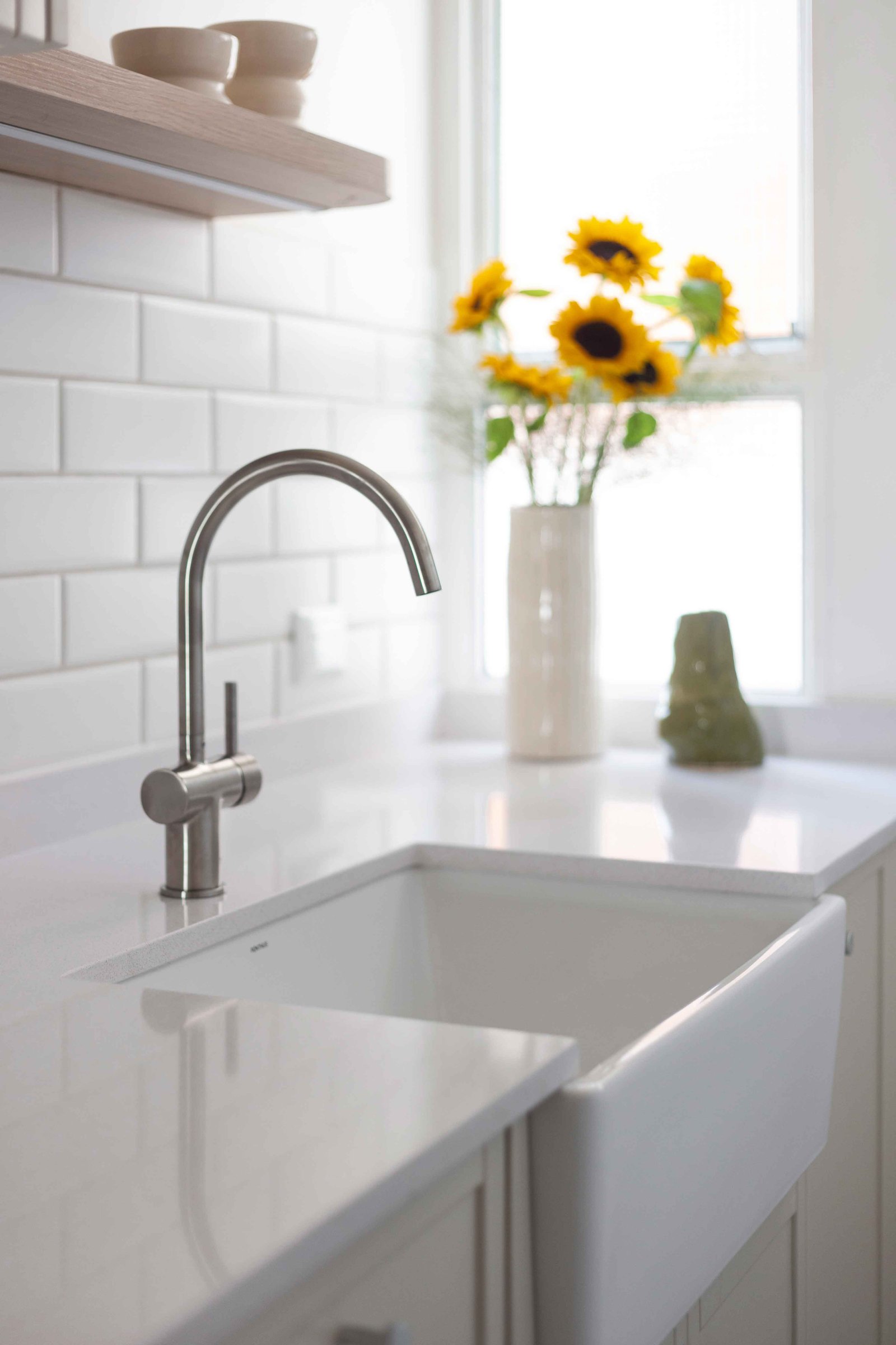 Cocina moderna con azulejos blancos y grifería de níquel — proyecto Laprida, por Bouré Studio, en Barrio Norte