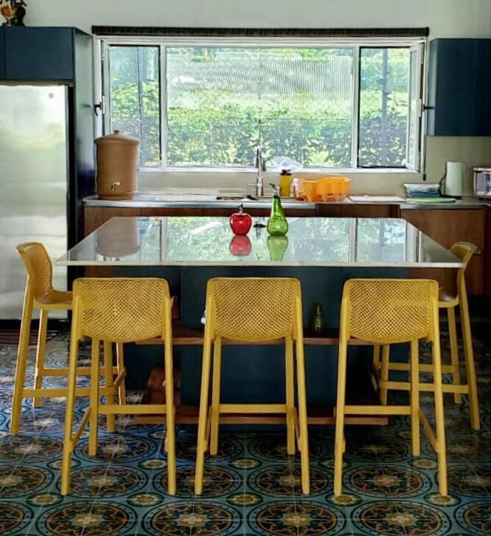 Cozinha moderna com ilha e bancos, vista para o exterior — projeto Barras, por Casa Nuñez