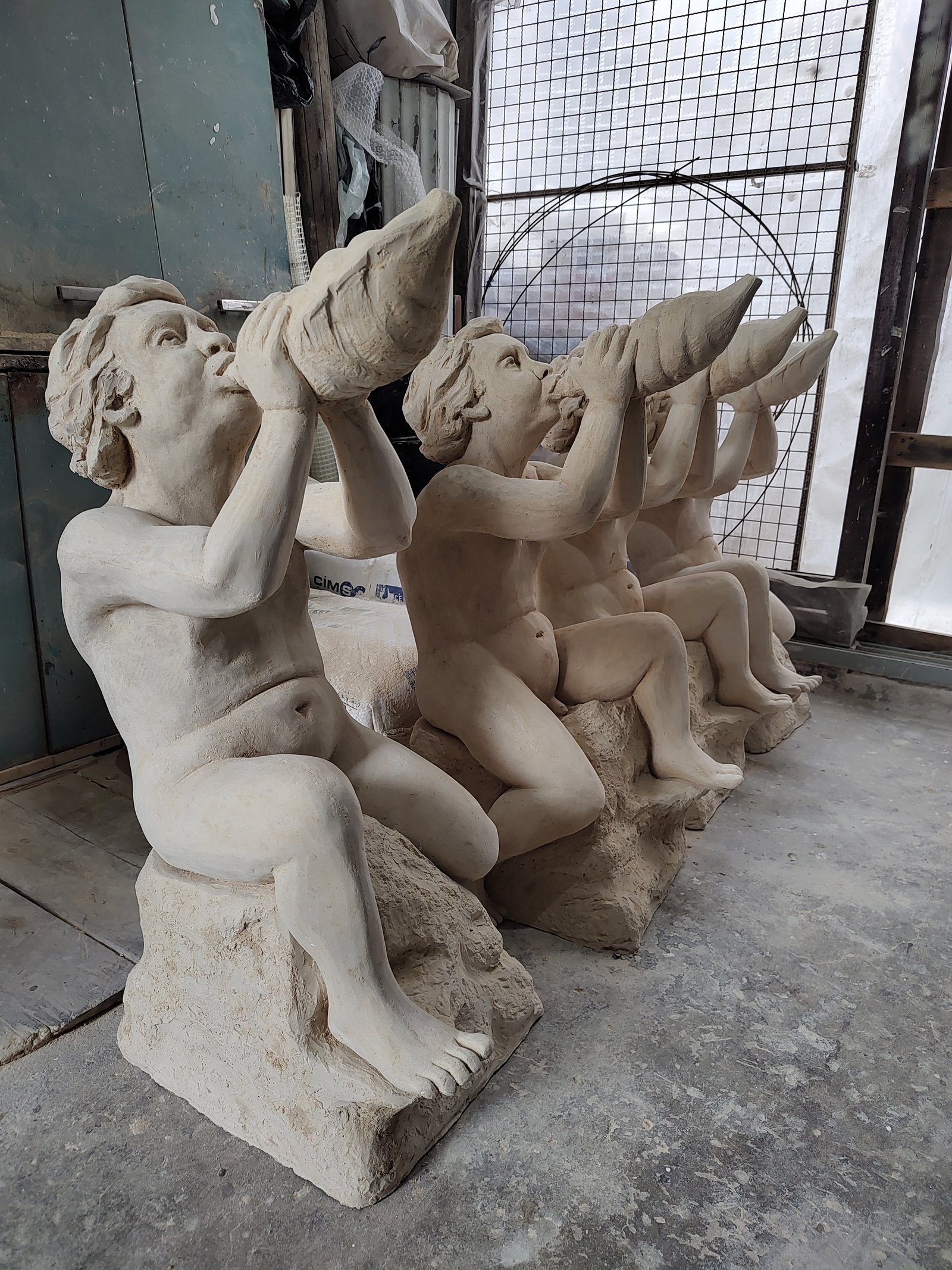 Esculturas de pedra de querubins tocando conchas, em oficina — projeto Banco Central, por Arte Umbra, em Cdad. Autónoma de Buenos Aires