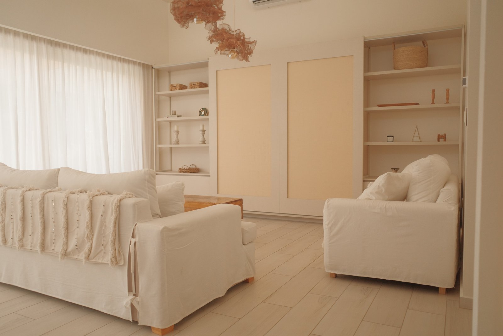 Sala de estar escandinava branca e madeira clara — projeto Casa Refugio, por Jeitinho Estudió Creativo, em Neuquén