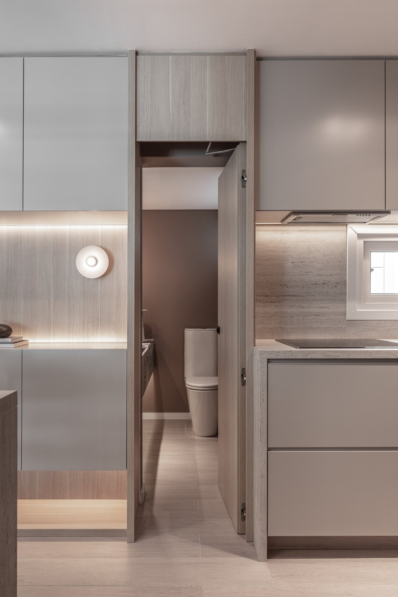 Cocina minimalista con muebles de madera clara y gris, luz indirecta — proyecto Eslovenia | Pied-à-terre | Lucia Quinteros, por Ren Studio, en Cdad. Autónoma de Buenos Aires