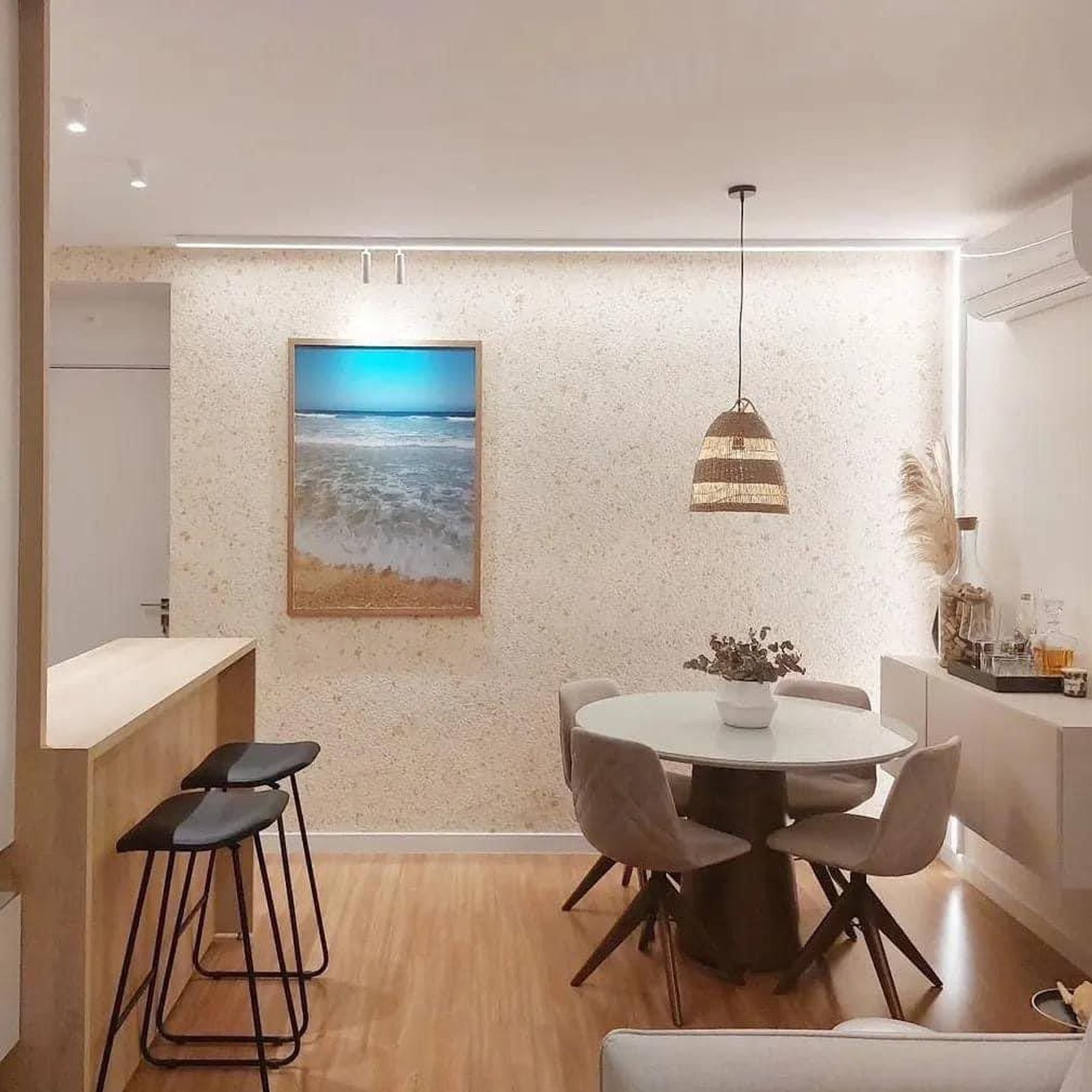 Comedor moderno con cocina integrada y arte de playa — proyecto Comedor, por ecodecor argentina, en Buenos Aires