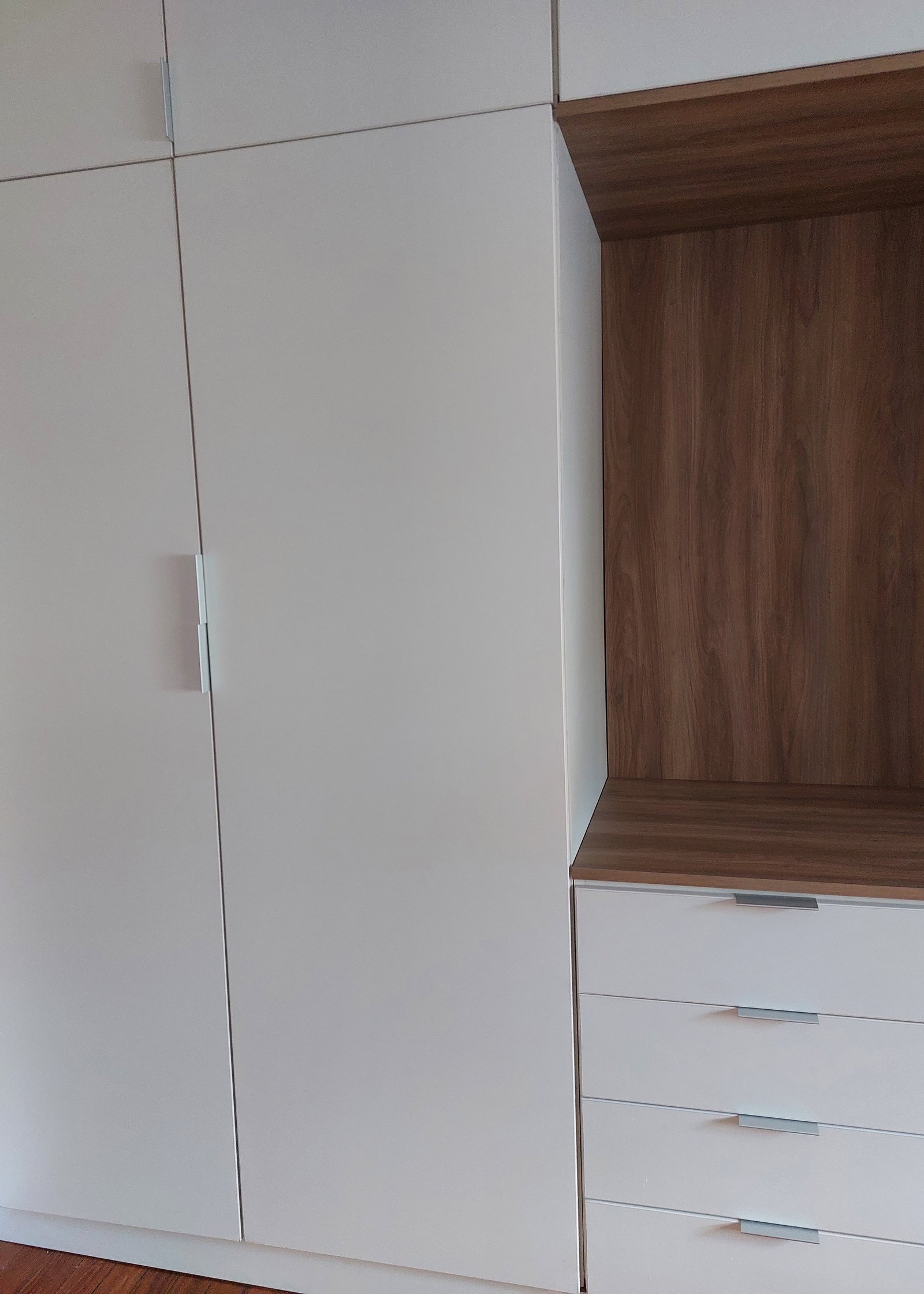 Armario moderno blanco con detalles en madera oscura — proyecto MISTRAL, por Arquitecta, en Villa Pueyrredón