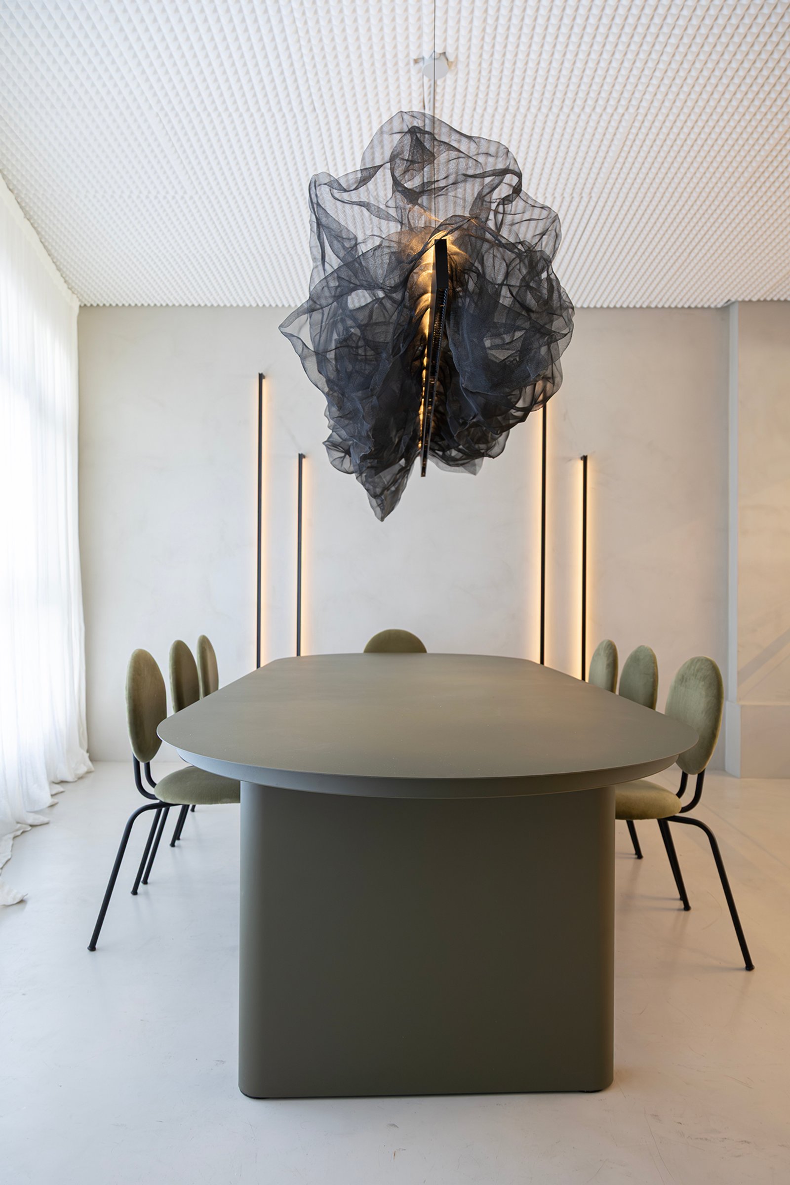 Comedor moderno con mesa escultórica y sillas de diseño — proyecto HATSU Núñez - MZV Arquitectura, por Gaby Alfonso, en Buenos Aires