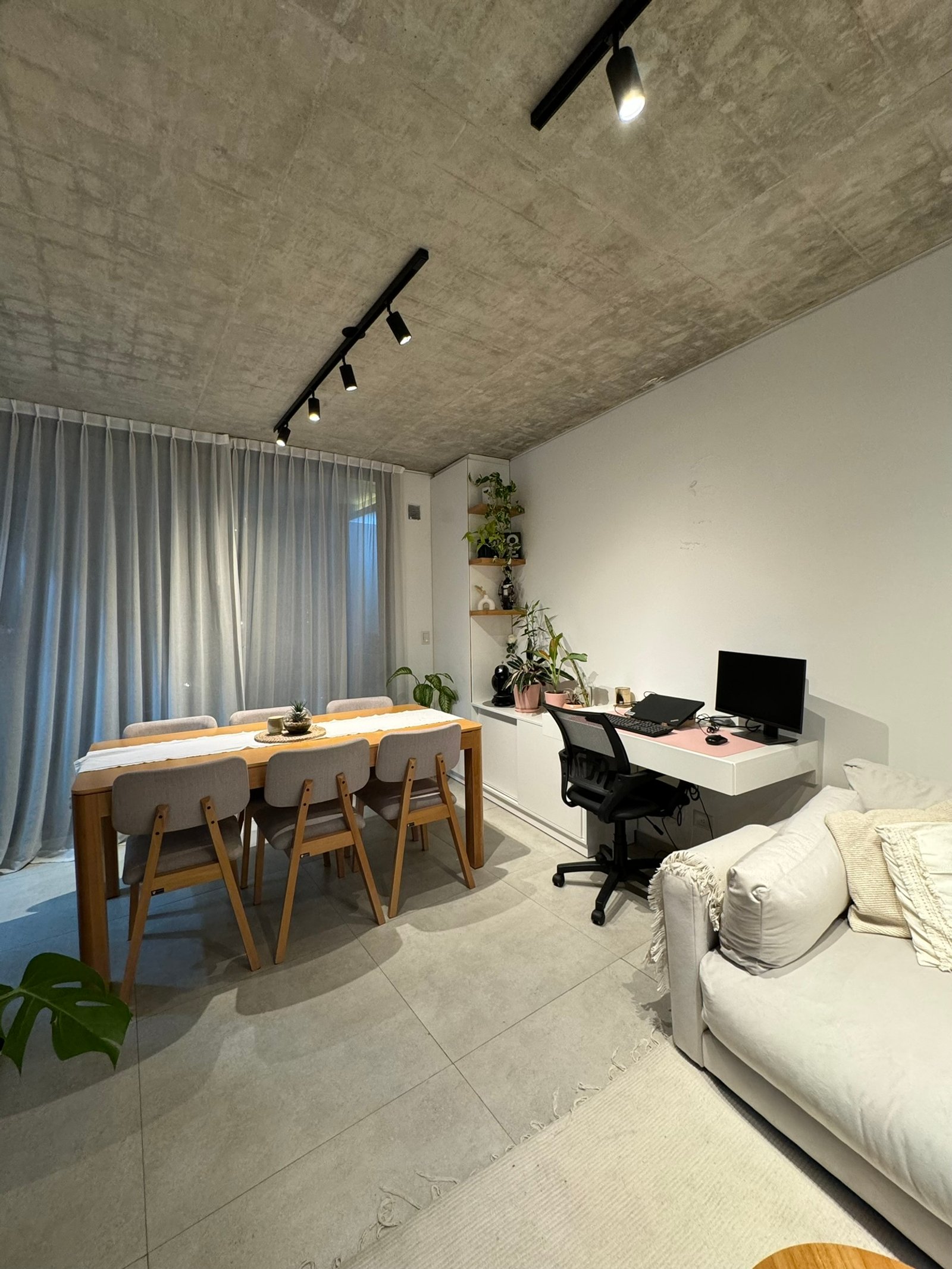 Comedor y oficina moderna con hormigón expuesto y luz tenue — proyecto Estado de Israel, por MDBK Arquitectura, en Caballito