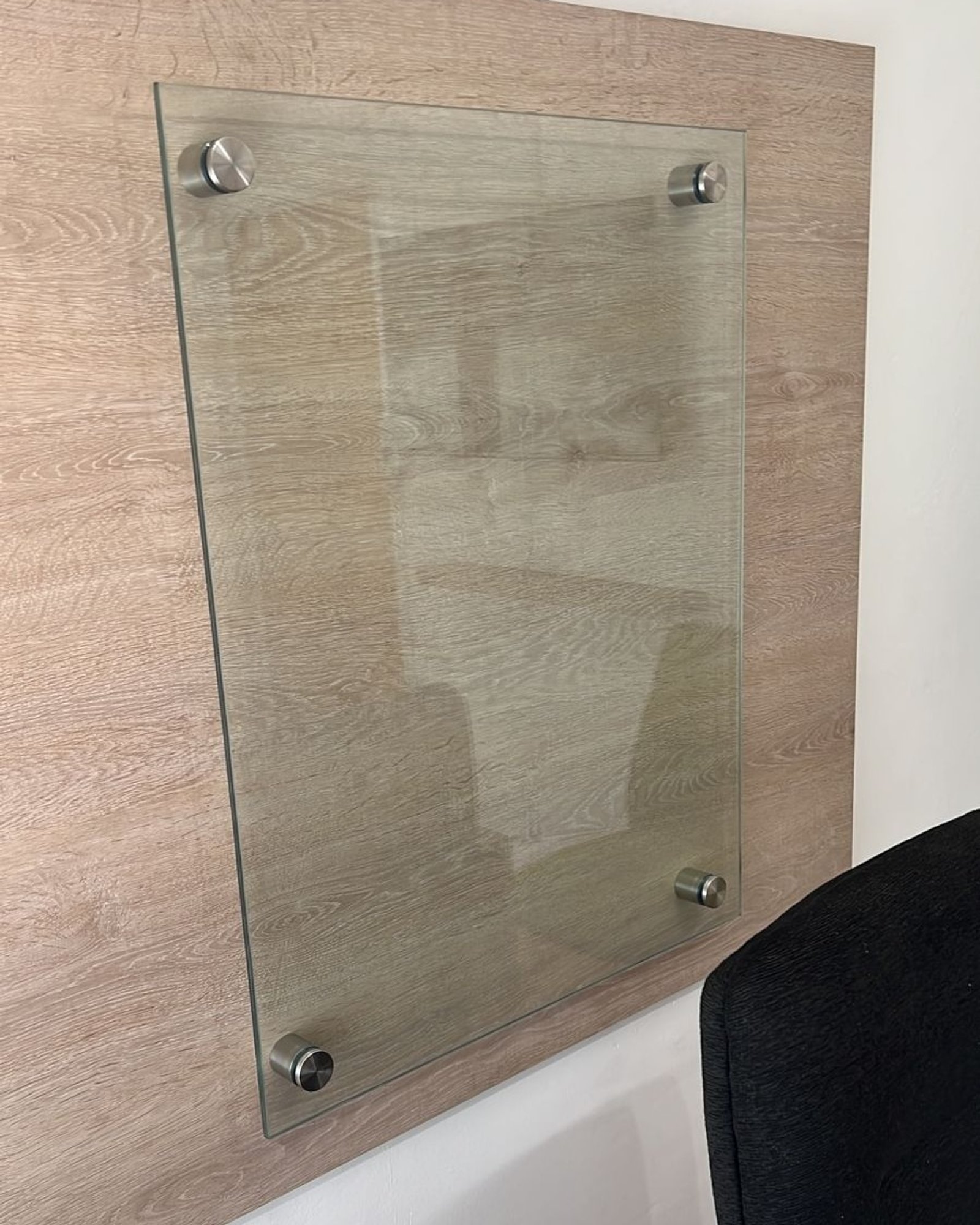 panel de vidrio sobre pared de madera en oficina — proyecto Carteleria y paneleria , por Cristalcenter, en Av. del Libertador
