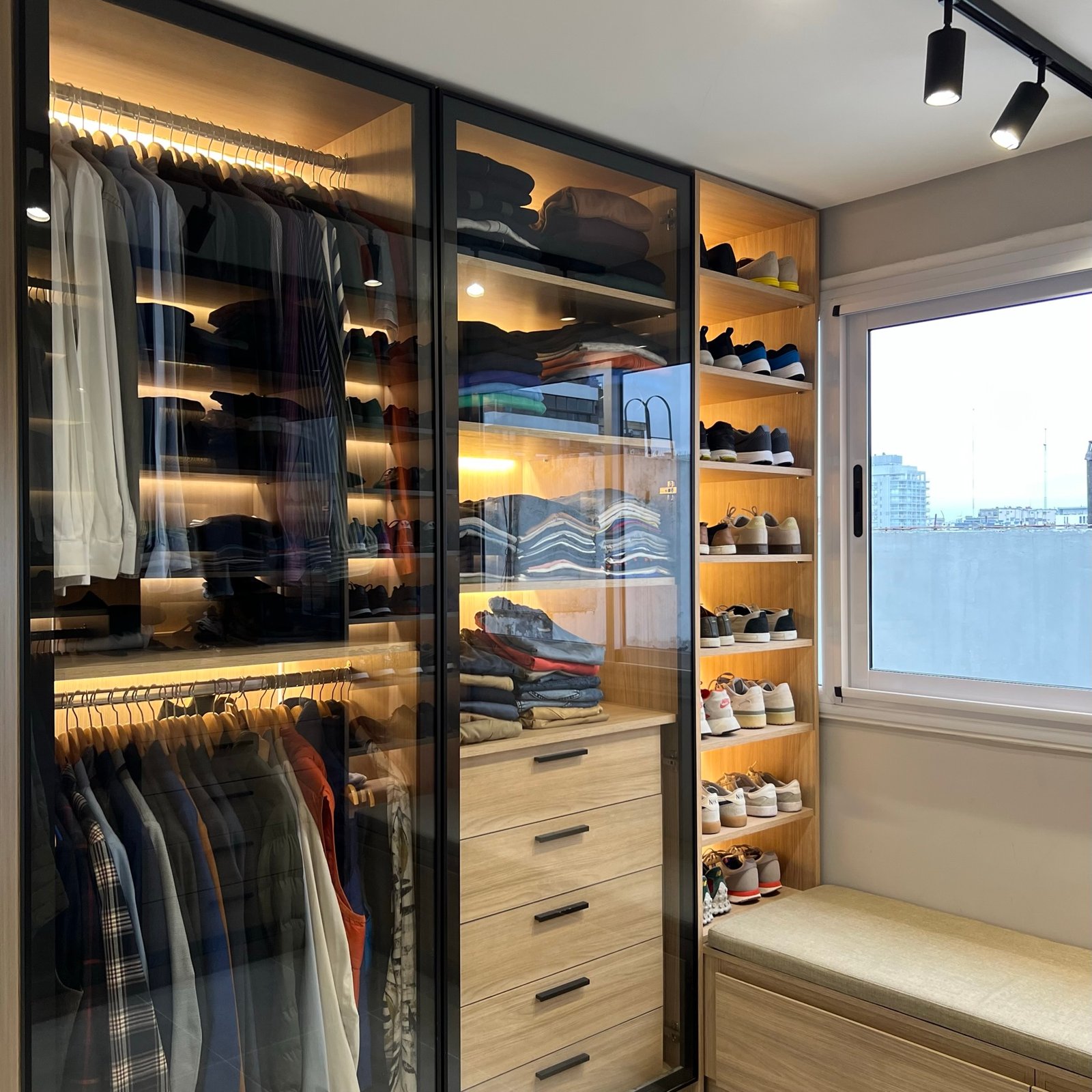 closet moderno impecável com iluminação de led integrada — projeto Matienzo, por MDBK Arquitectura, em Belgrano