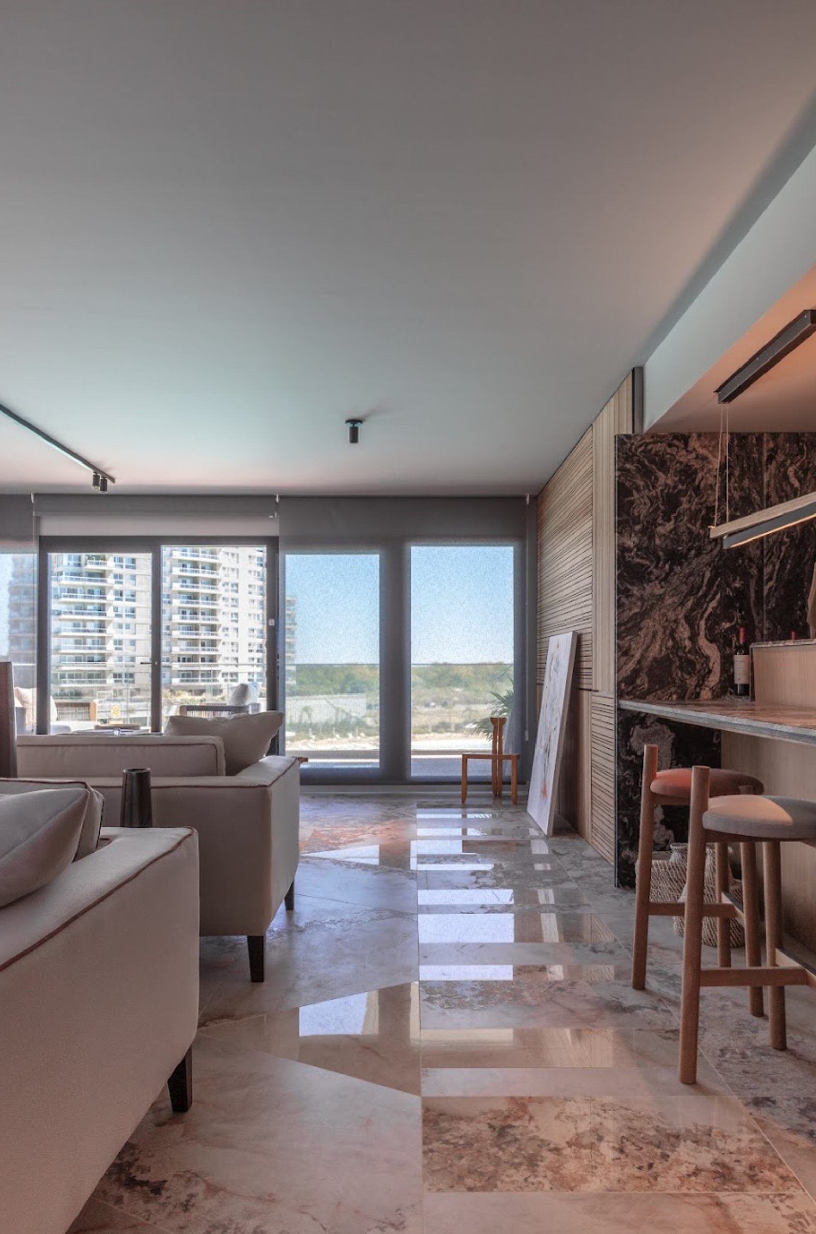 Sala moderna com vista panorâmica e piso de mármore — projeto Adriana Randazzo, por San Lorenzo Design, em Cam. de los Remeros 1585