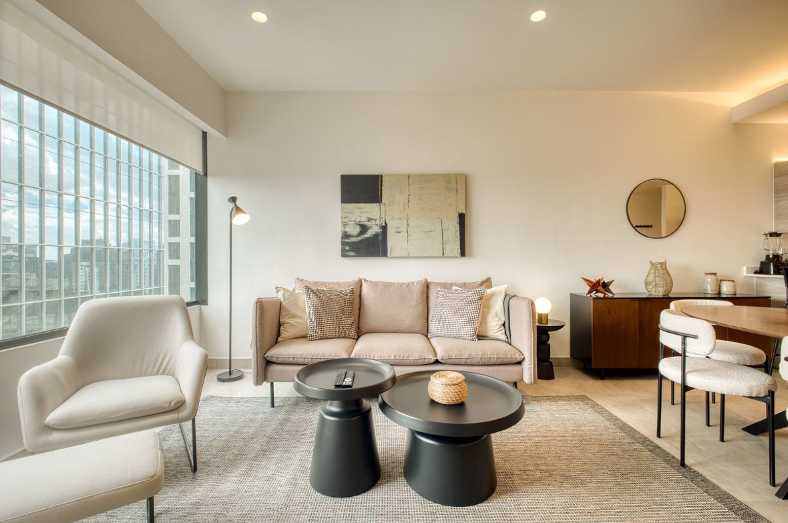 Living moderno con grandes ventanales y luz natural — proyecto reforma depto neuchatel //cdmx//polanco// atlanticoarqs, por atlantico arqs, en Ciudad de México