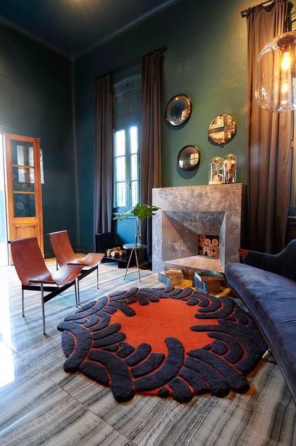 Dormitorio contemporáneo con chimenea hormigón, alfombra roja, cortinas bronceadas — proyecto Casa FOA 2019 Espacio 18, por Estudio Diez Muzzio