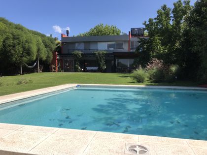 Piscina moderna con casa blanca y jardín exuberante — proyecto MLS3 - Casa en Santa Bárbara, por MLS Estudio, en Benavidez