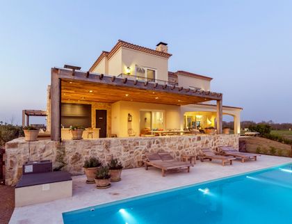 Fachada moderna con piscina en entorno rural al atardecer — proyecto Casa MF, por Estudio Junor, en Belén de Escobar