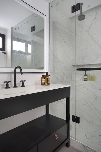Baño moderno con mármol, mueble negro y espejo amplio — proyecto MN House, por Studio Ro-ca