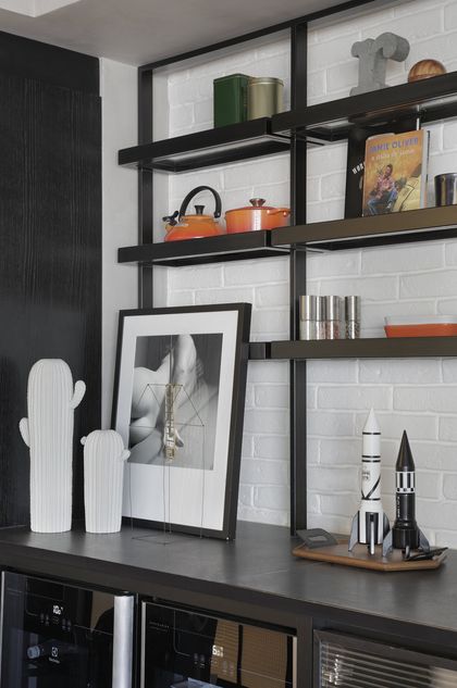 Estantería negra con decoración moderna sobre escritorio gris oscuro — proyecto RA Loft, por Studio Ro-ca