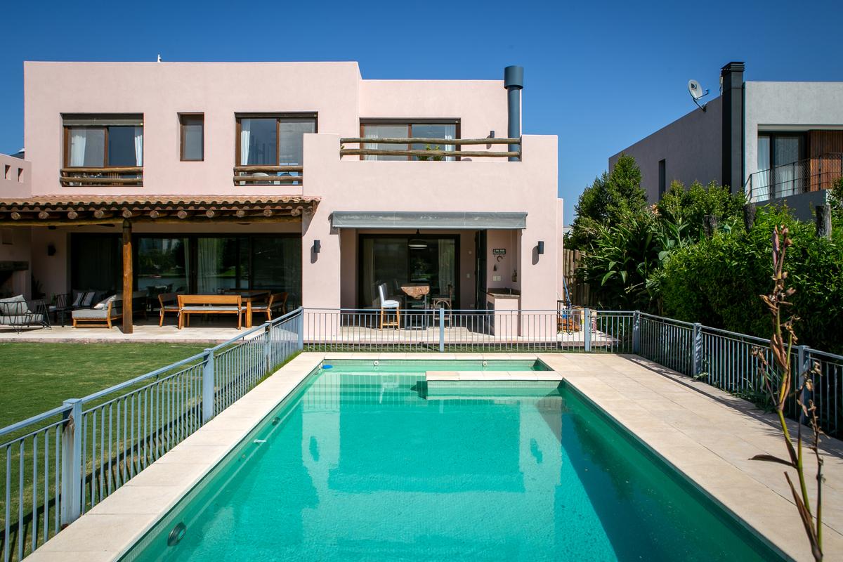 Casa moderna com piscina e área de lazer — projeto Lagos del Norte 1, por Escalante Vela Arquitectos, em Don Torcuato