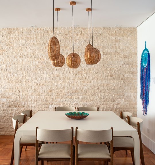 comedor minimalista con mesa blanca y lámparas colgantes tejidas — proyecto APARTAMENTO AV, por Marcia Debski Interiores