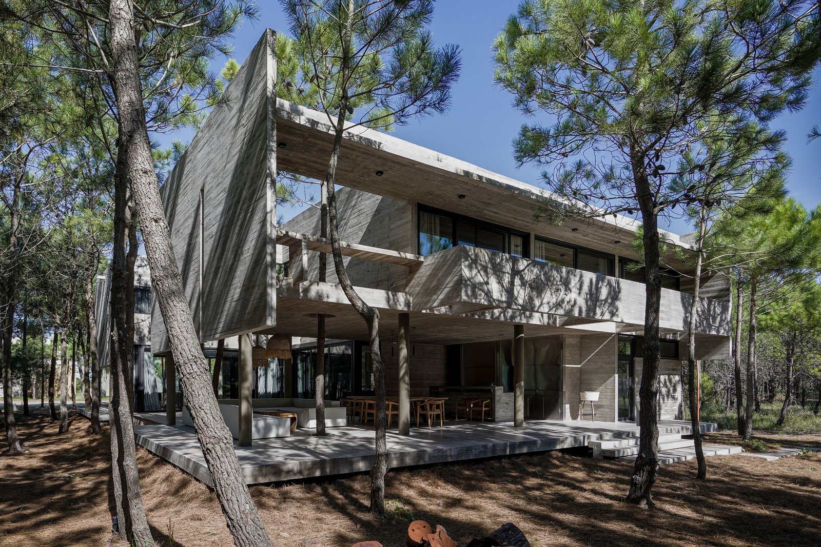 Casa moderna de hormigón expuesto entre pinos — proyecto Casa 4H, por Besonías Almeida arquitectos, en X6VF+67