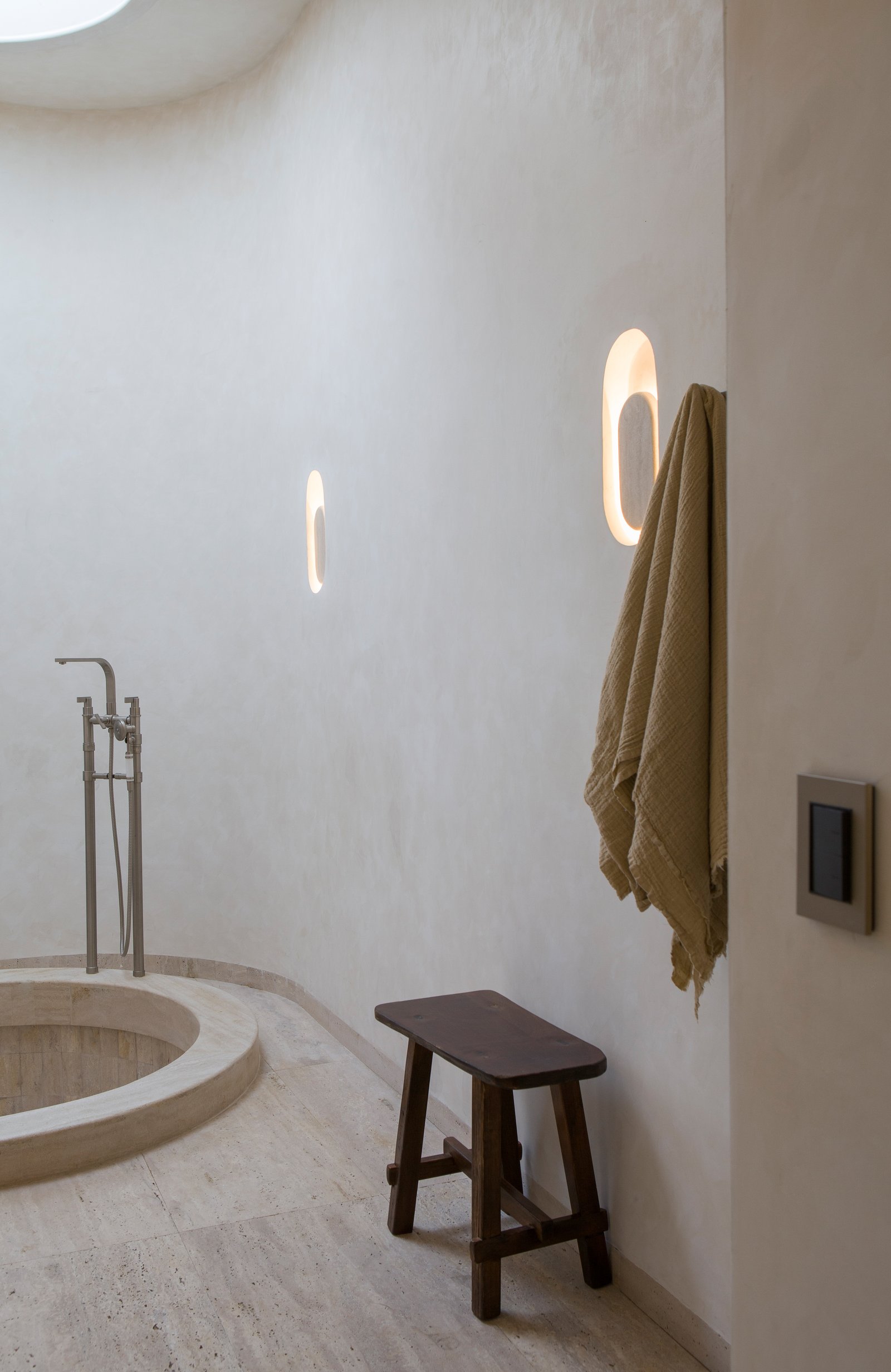 Baño moderno con bañera curva, luz indirecta y tragaluz — proyecto Casa Nativa, por Cambre, en B1648 Tigre