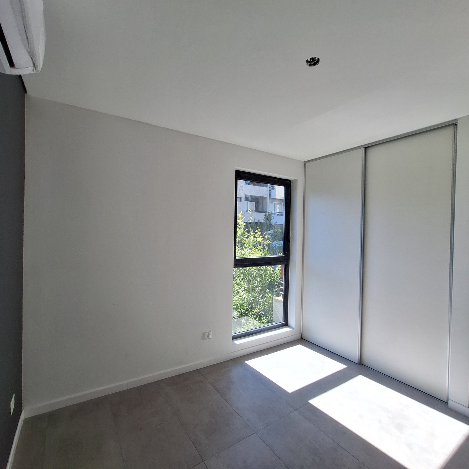 Dormitorio minimalista con gran placard y ventana amplia — proyecto Edificio Maure, por LW Lopez Wolder arquitectos, en Maure 4008