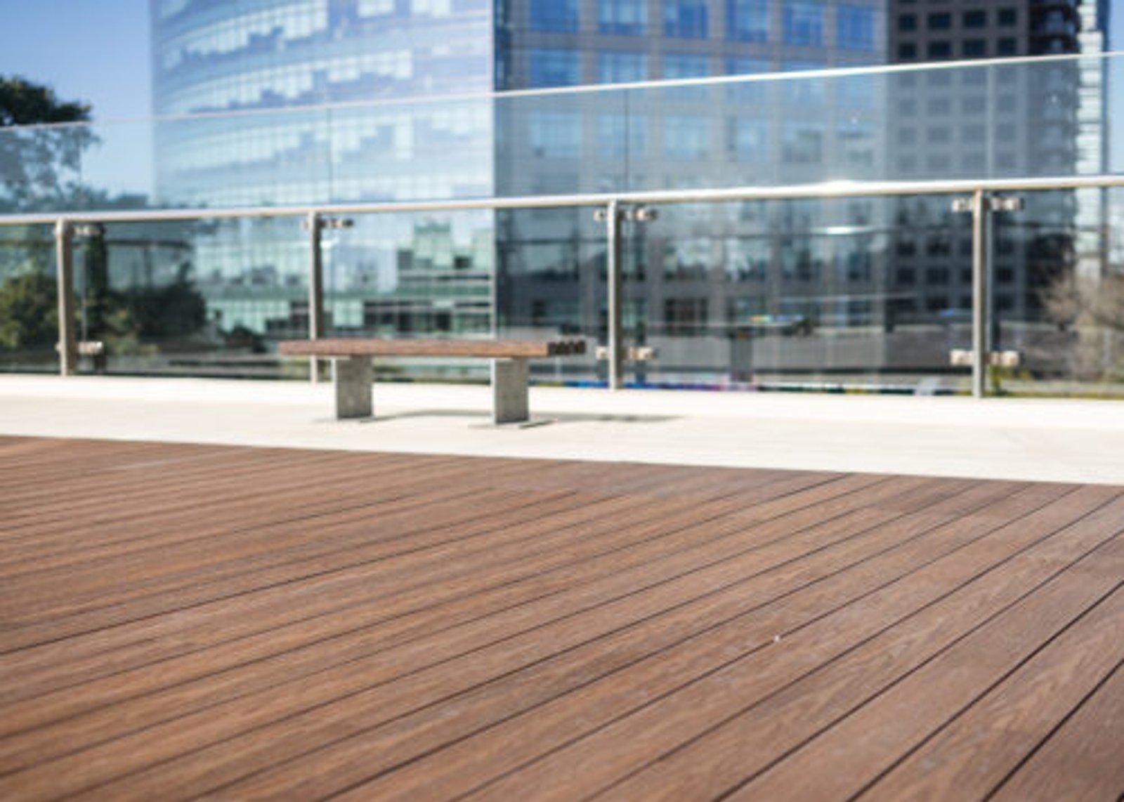 Terraço moderno de madeira com vista urbana — projeto Outdoor, por The Flooring Company