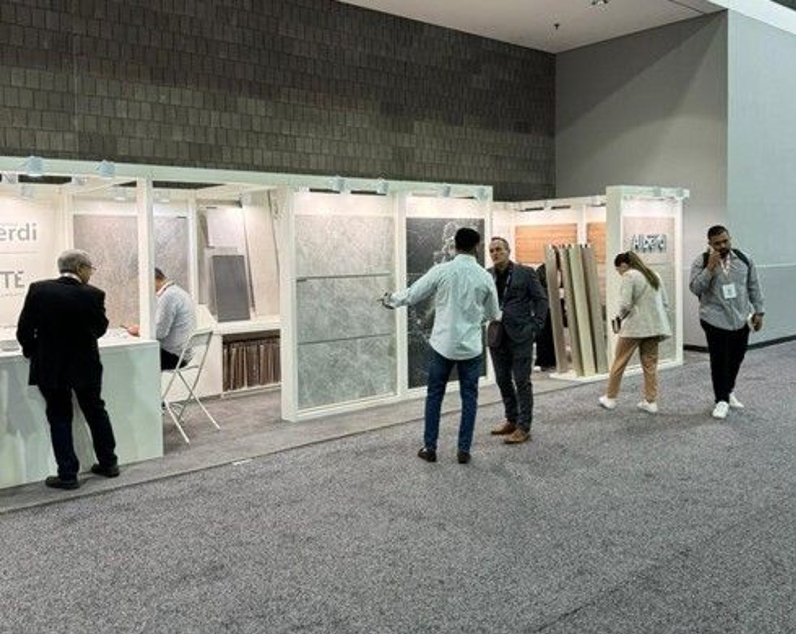 Espaço de varejo de porcelanato de grande formato, design moderno — projeto Coverings 2024, por Vite Porcellanato, em Atlanta
