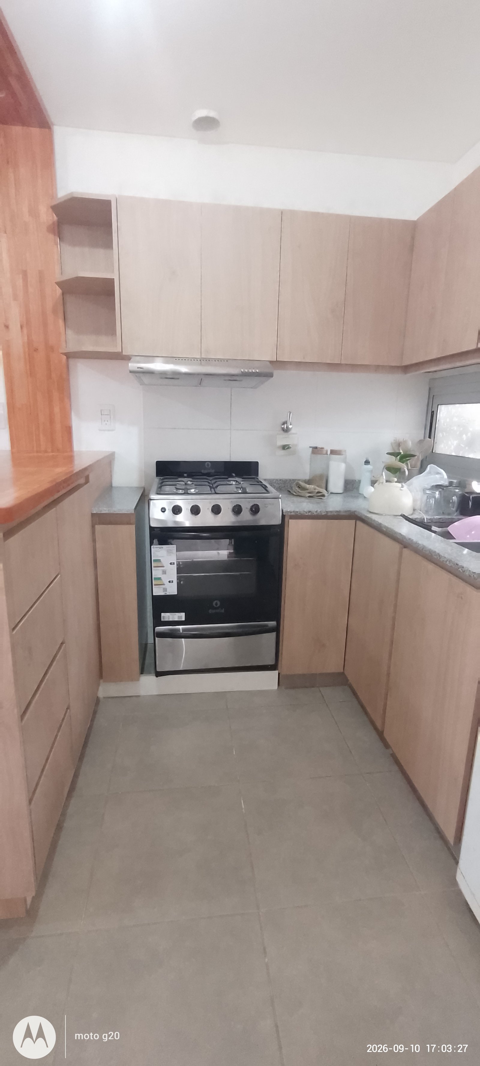 Cocina moderna con muebles de madera clara y cocina a gas — proyecto Cocina minimalista , por Abrego Amoblamientos , en Urquiza
