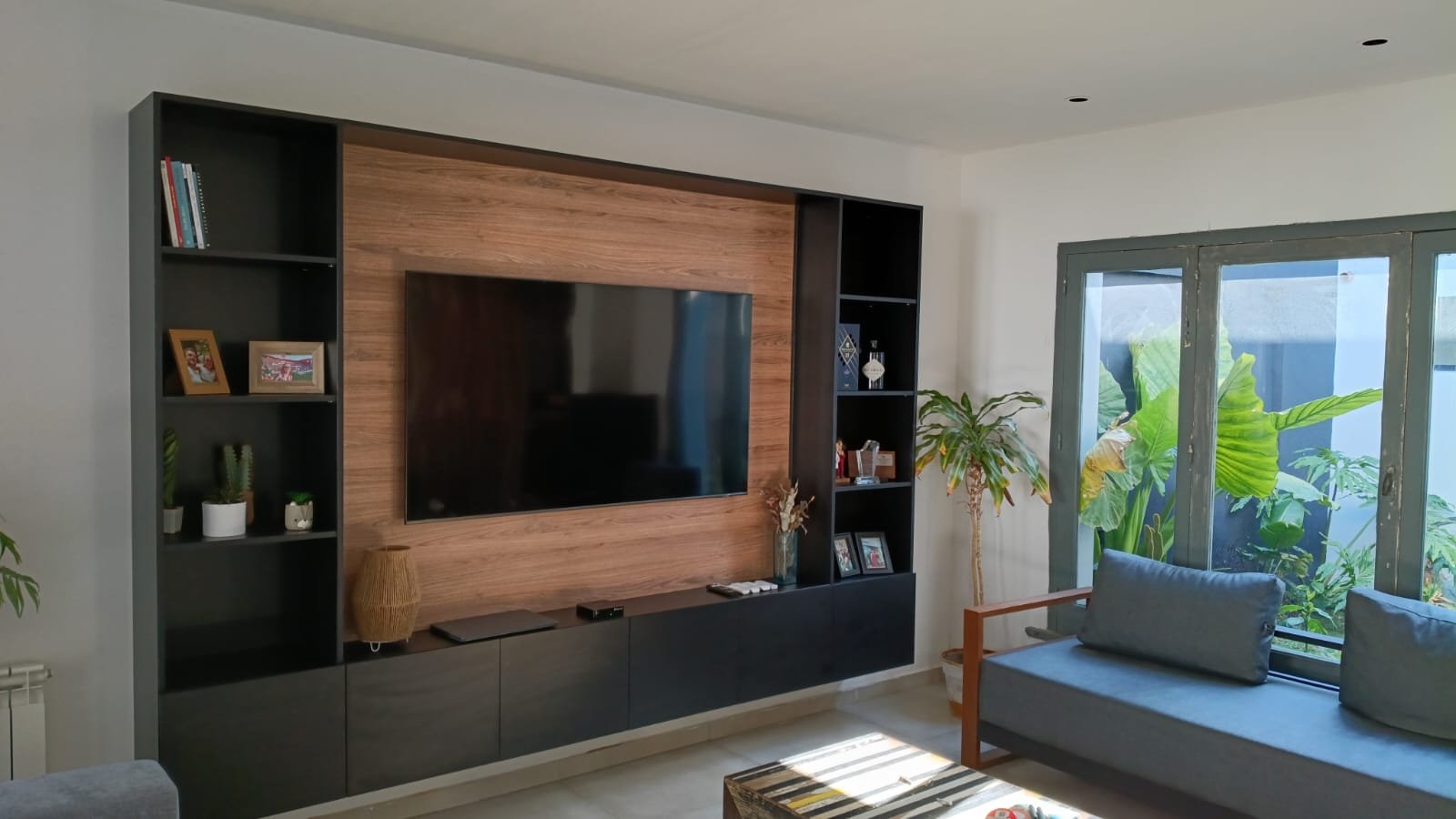 Sala de estar moderna com grande móvel de TV e prateleiras — projeto Casa zABALA, por Sep Arquitectura, em La Plata