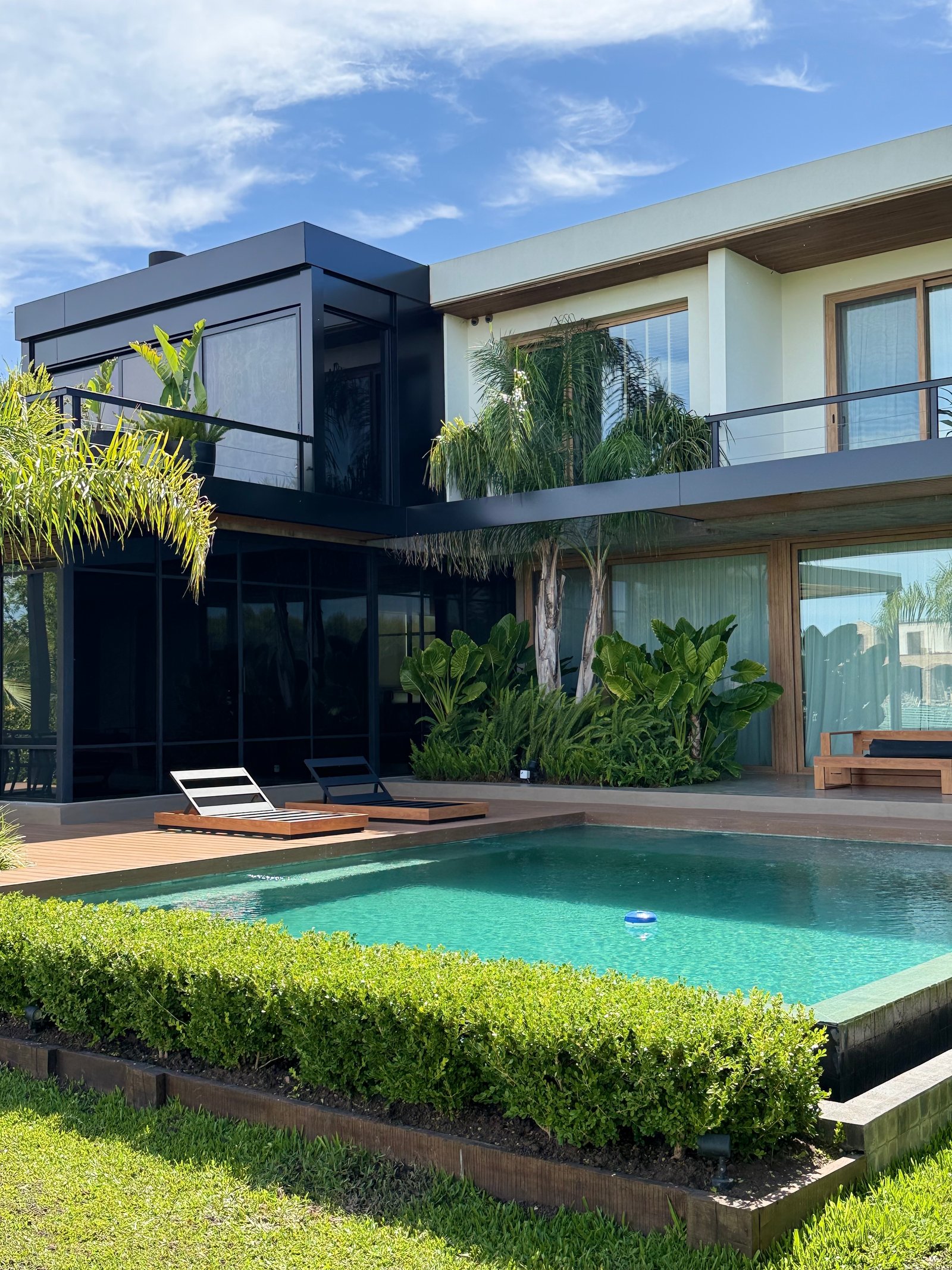 Modern house with pool and lush garden — proyecto ALBANUEVA, por Baires Green, en B1648 Tigre
