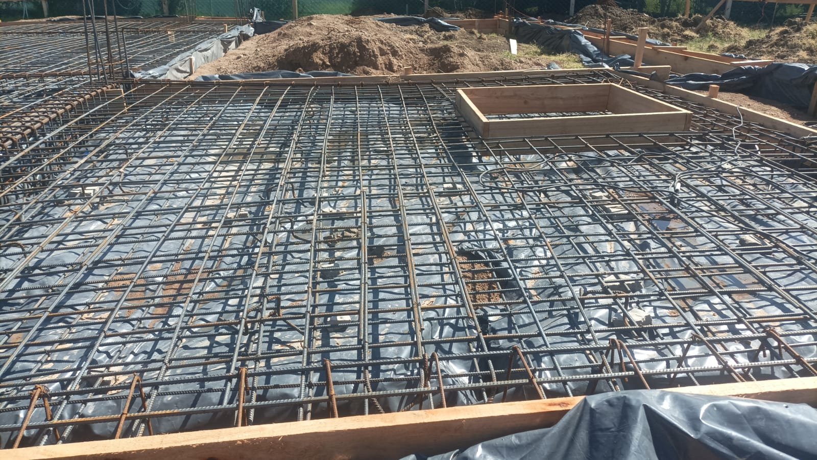 preparação de estrutura de concreto armado com malha de aço — projeto EL CANTON, por Estudio Demares, em Belén de Escobar