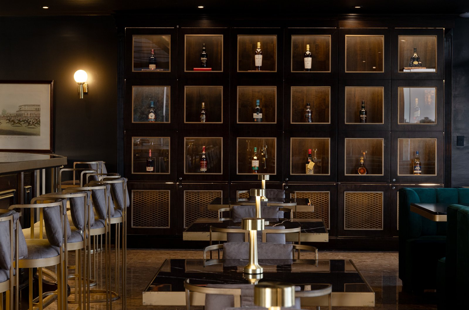 Bar de vinhos com prateleiras iluminadas e painéis de madeira escura — projeto PRESIDENTE BAR HIPODROMO, por AB ARQUITECTURA, em San Isidro