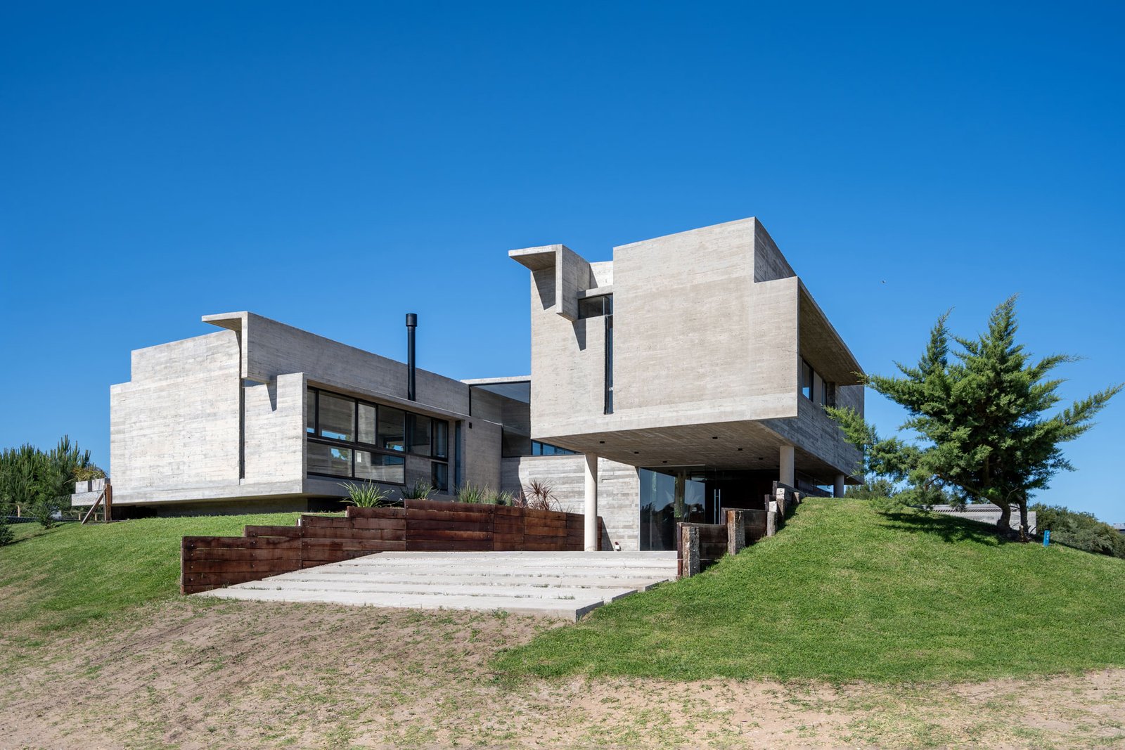 Casa moderna de hormigón visto con líneas geométricas — proyecto Casa La Marina, por Besonías Almeida arquitectos, en X6VF+67