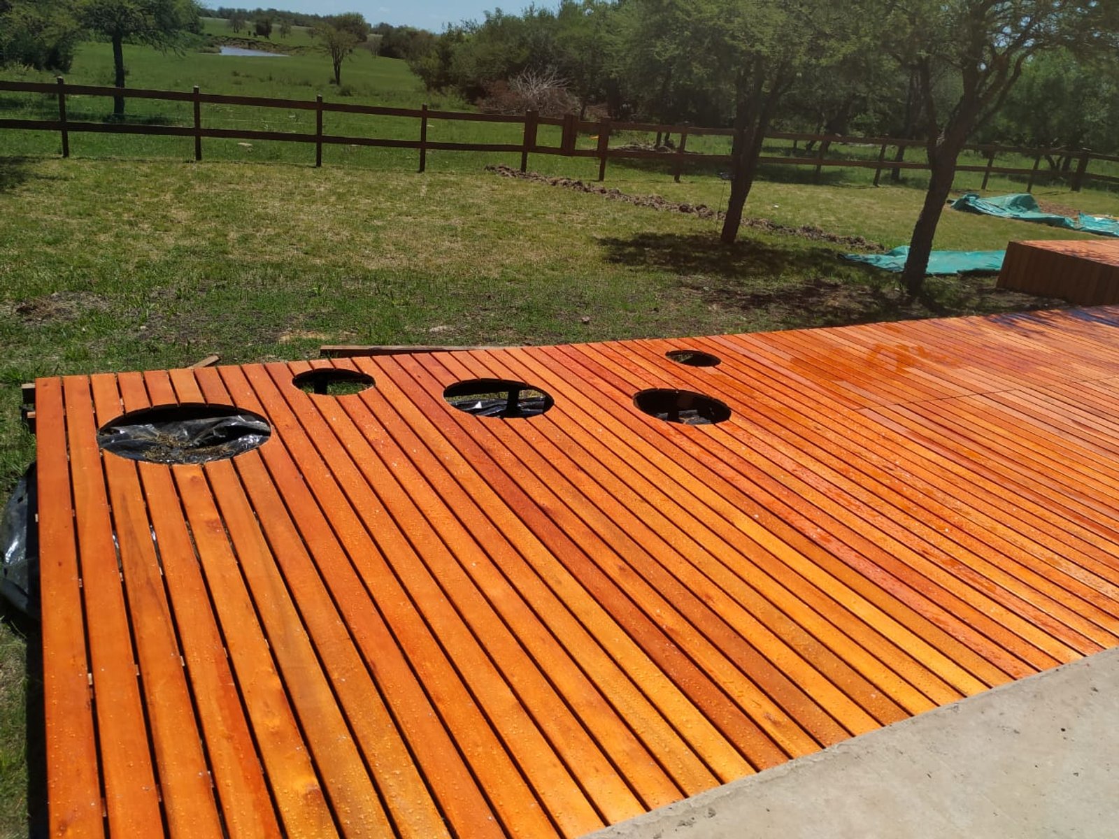 deck de madera nuevo en construcción al aire libre — proyecto Jacuzzi en Deck, por Kardiona, en Villa Elisa