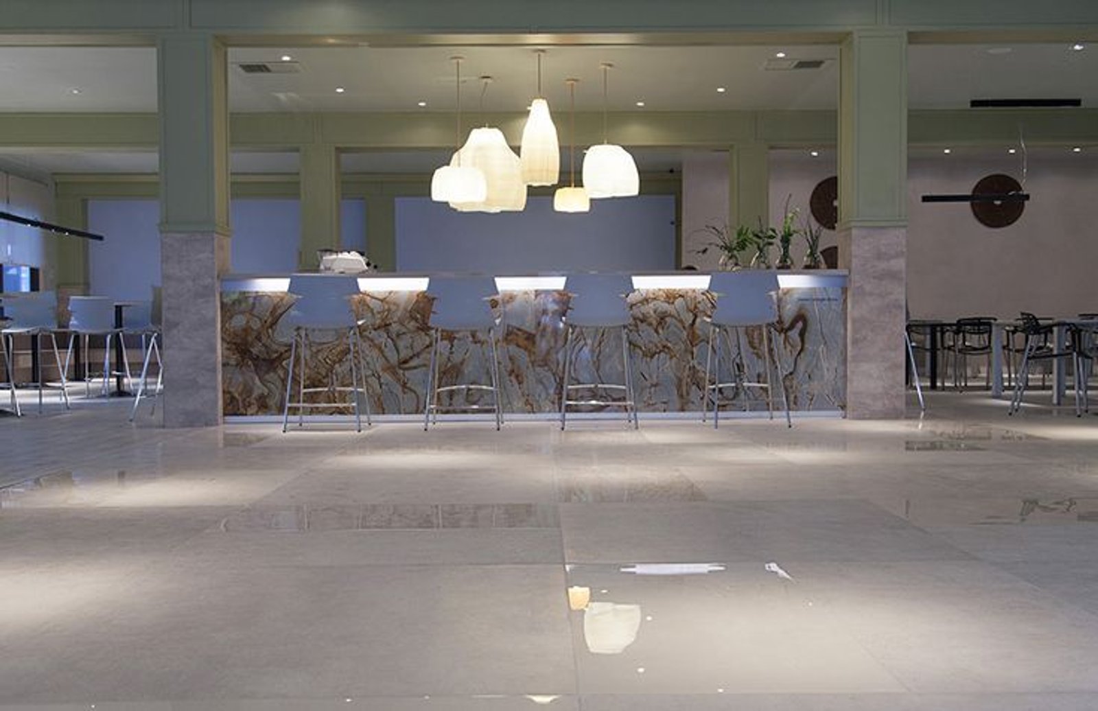 Bar moderno con luces colgantes y bancos altos — proyecto Casa Foa Distrito Elcano 2021, por Vite Porcellanato, en Buenos Aires
