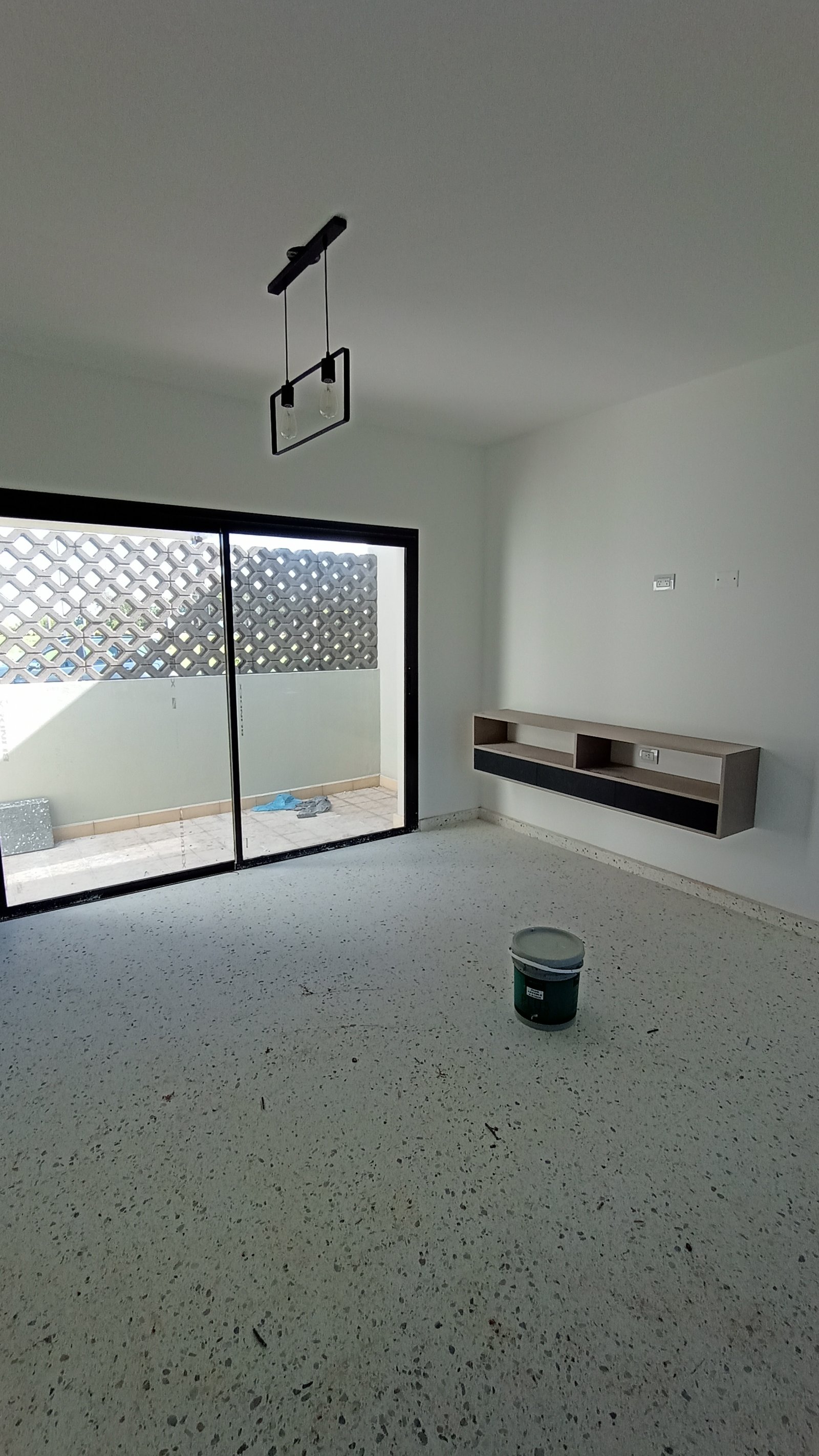 Sala moderna com portas de vidro e móvel suspenso — projeto PROYECTO MJC, por Todo con A, em X5125 Monte Cristo