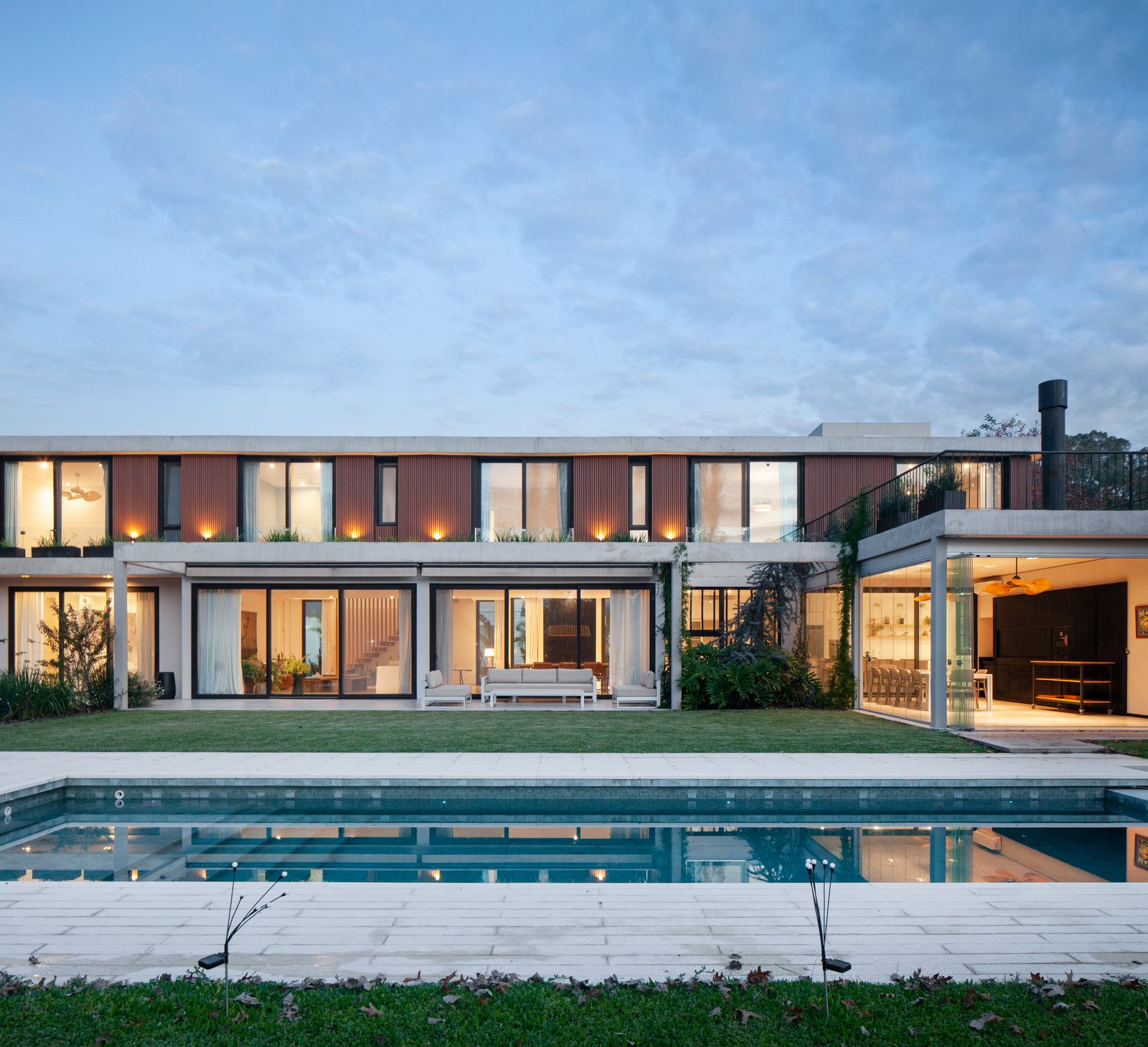 Fachada moderna branca com piscina e deck — projeto CASA HS143, por A'PRIMA - Arquitectura Sustentable, em km 7.5 Ruta 25