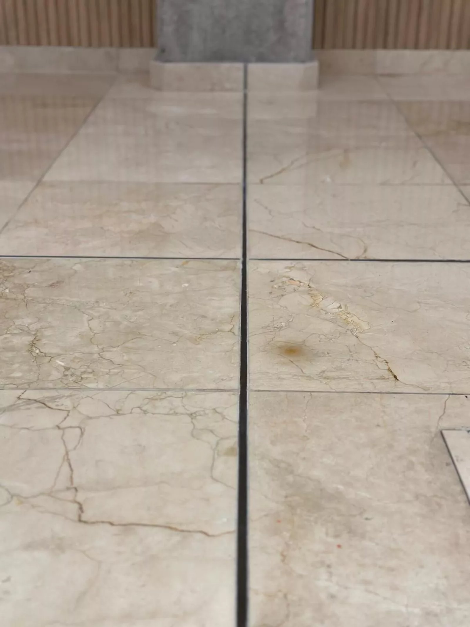 piso de mármol pulido con juntas finas en pasillo — proyecto Experiencia única en Del Bono Park, por ATRIM GLOBAL, en San Juan