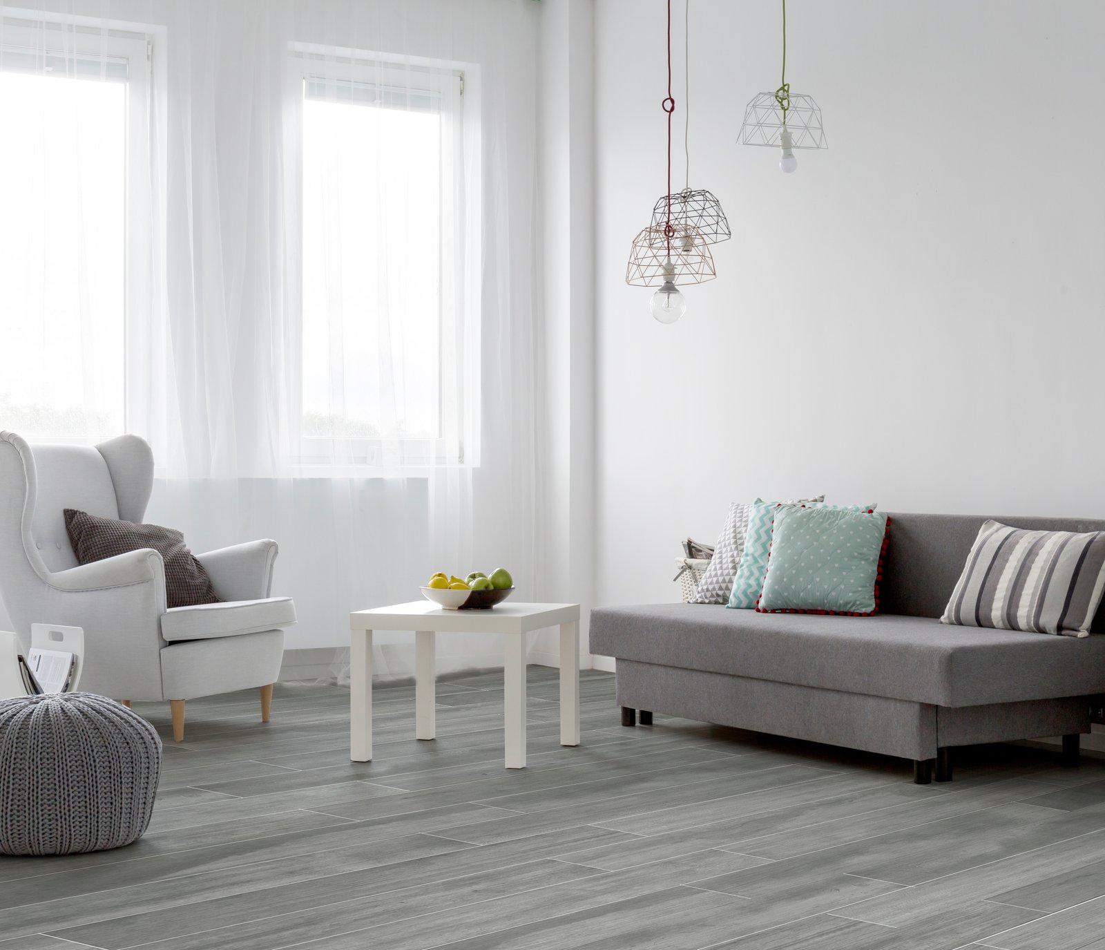 Living moderno con sillón blanco y sofá gris — proyecto 20x120, por Cerámica Alberdi 