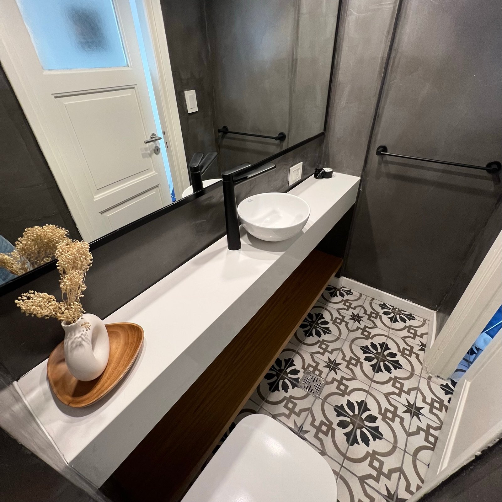 Baño moderno con suelo estampado y vanitory flotante — proyecto Perón , por MDBK Arquitectura, en Barrio Norte