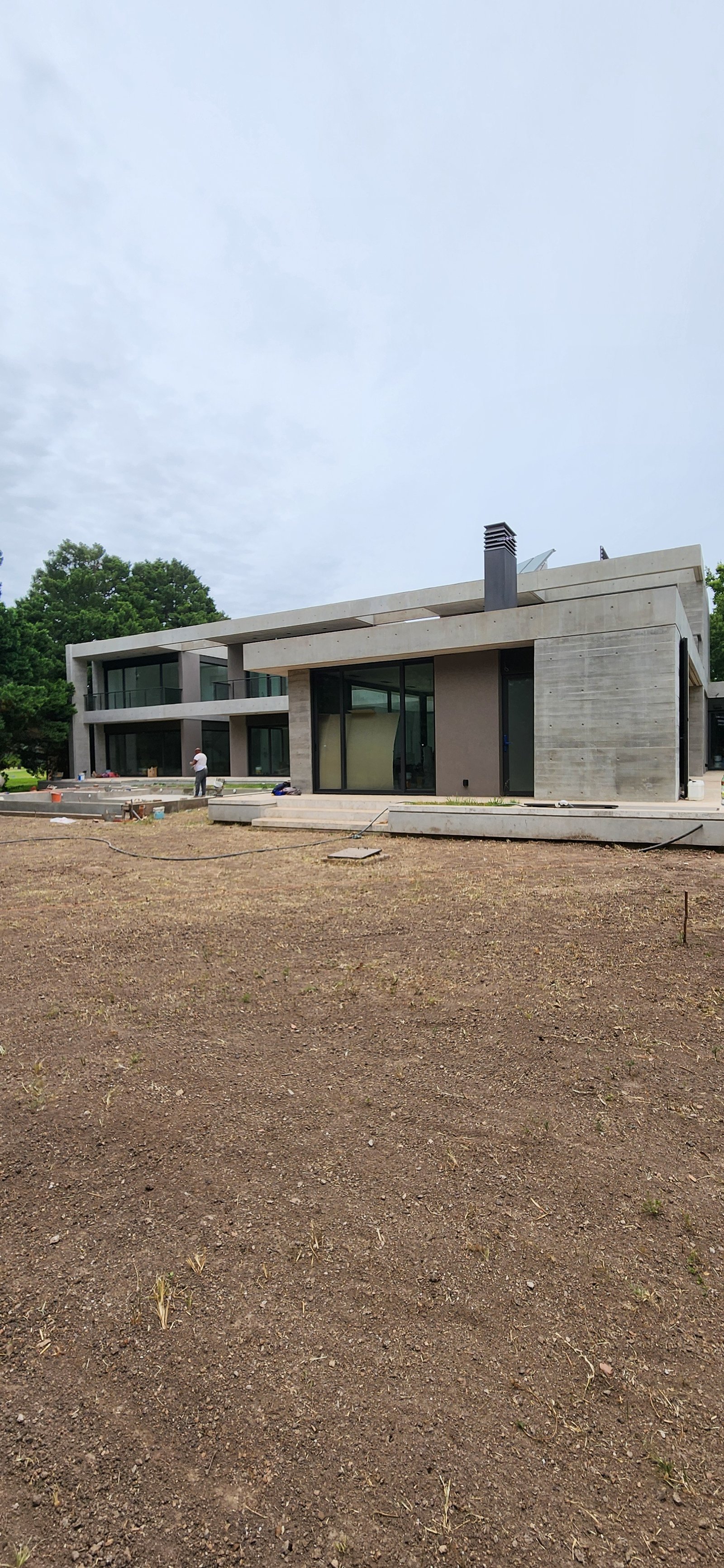 casa moderna de concreto aparente em construção — projeto Casa CAD, por Estudio Rifahi, em Moreno