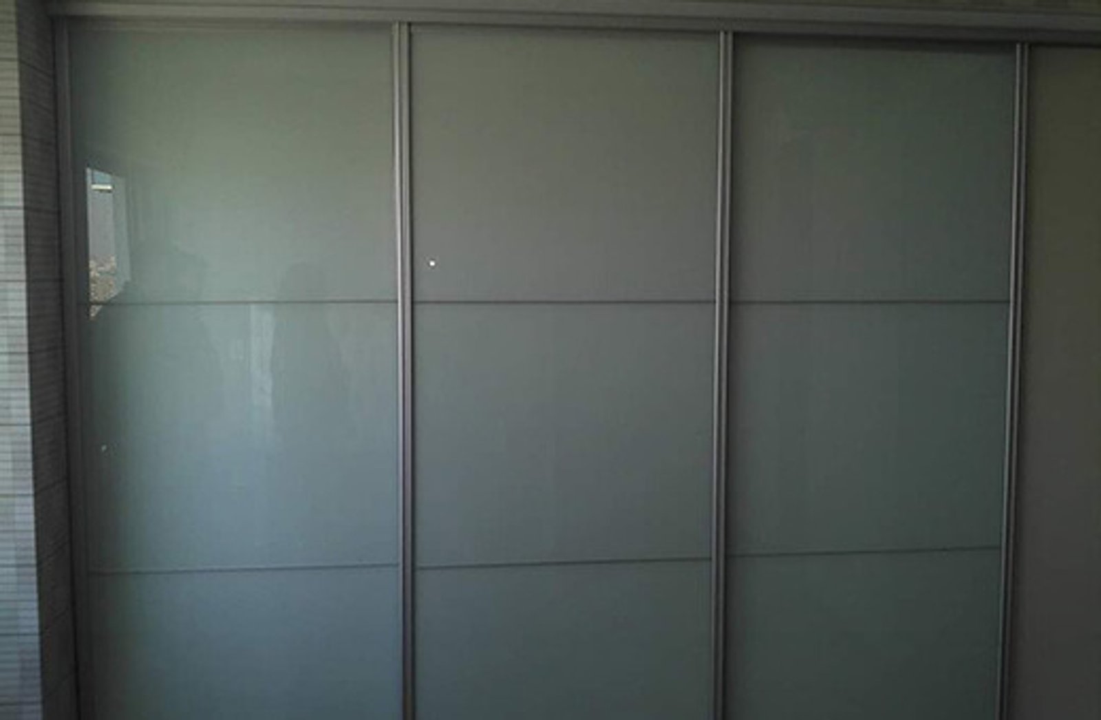 placard con puertas corredizas de vidrio esmerilado — proyecto Frente placard Crisarte Cover Espejo, por Cristalcenter, en Buenos Aires