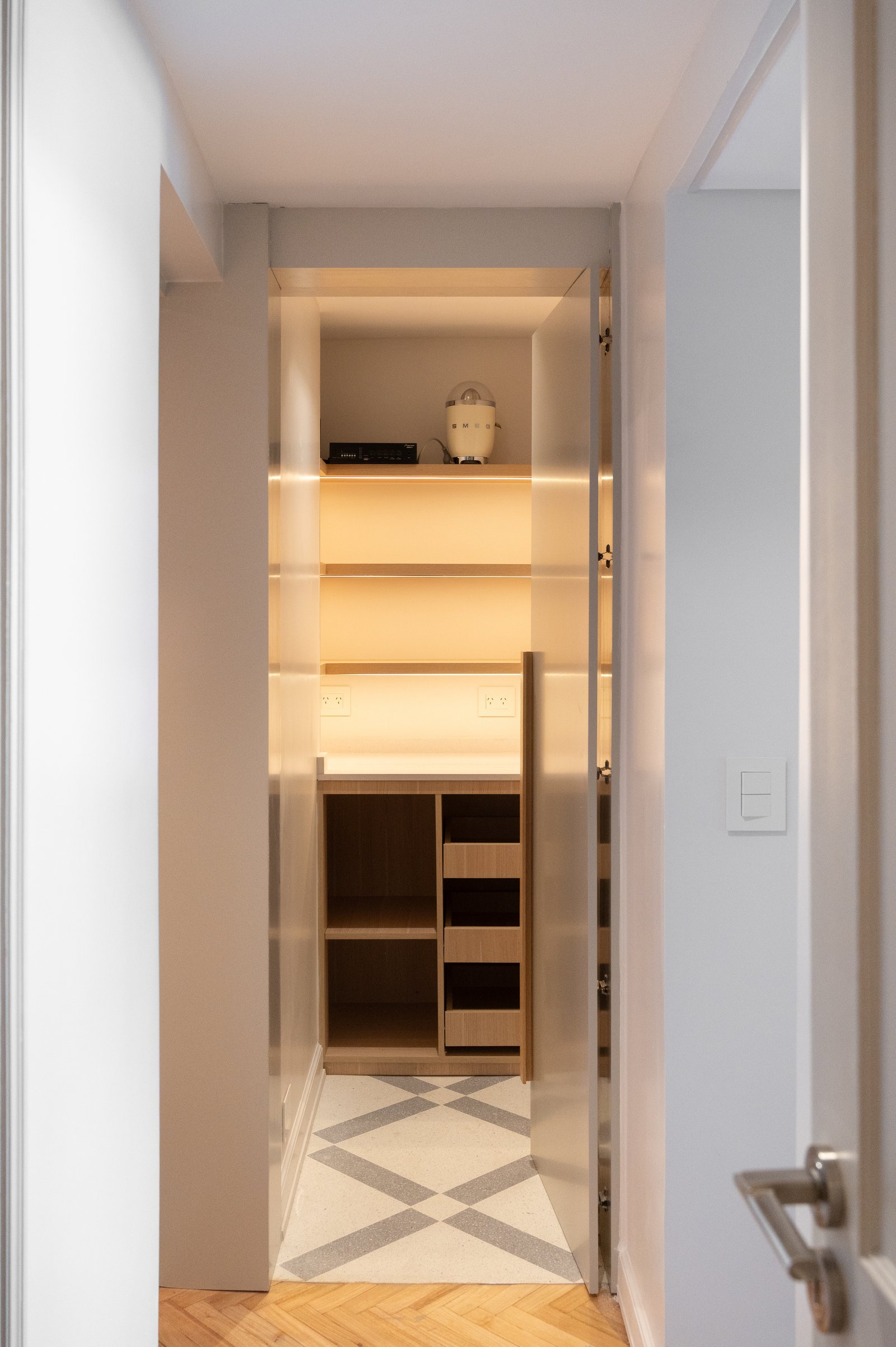 Pasillo moderno a vestidor con iluminación cálida — proyecto ALVEAR TYM, por AB ARQUITECTURA, en Recoleta