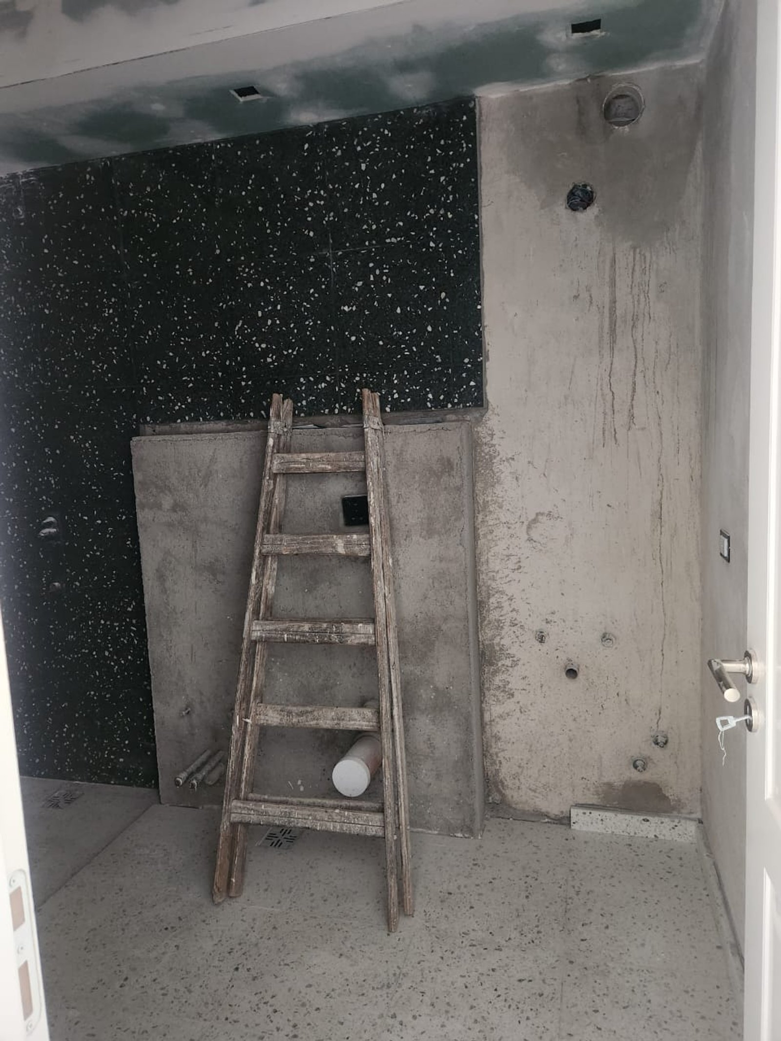 Construção interior com paredes de concreto cru e escada de madeira — projeto PROYECTO BM, por Todo con A, em X5125 Monte Cristo