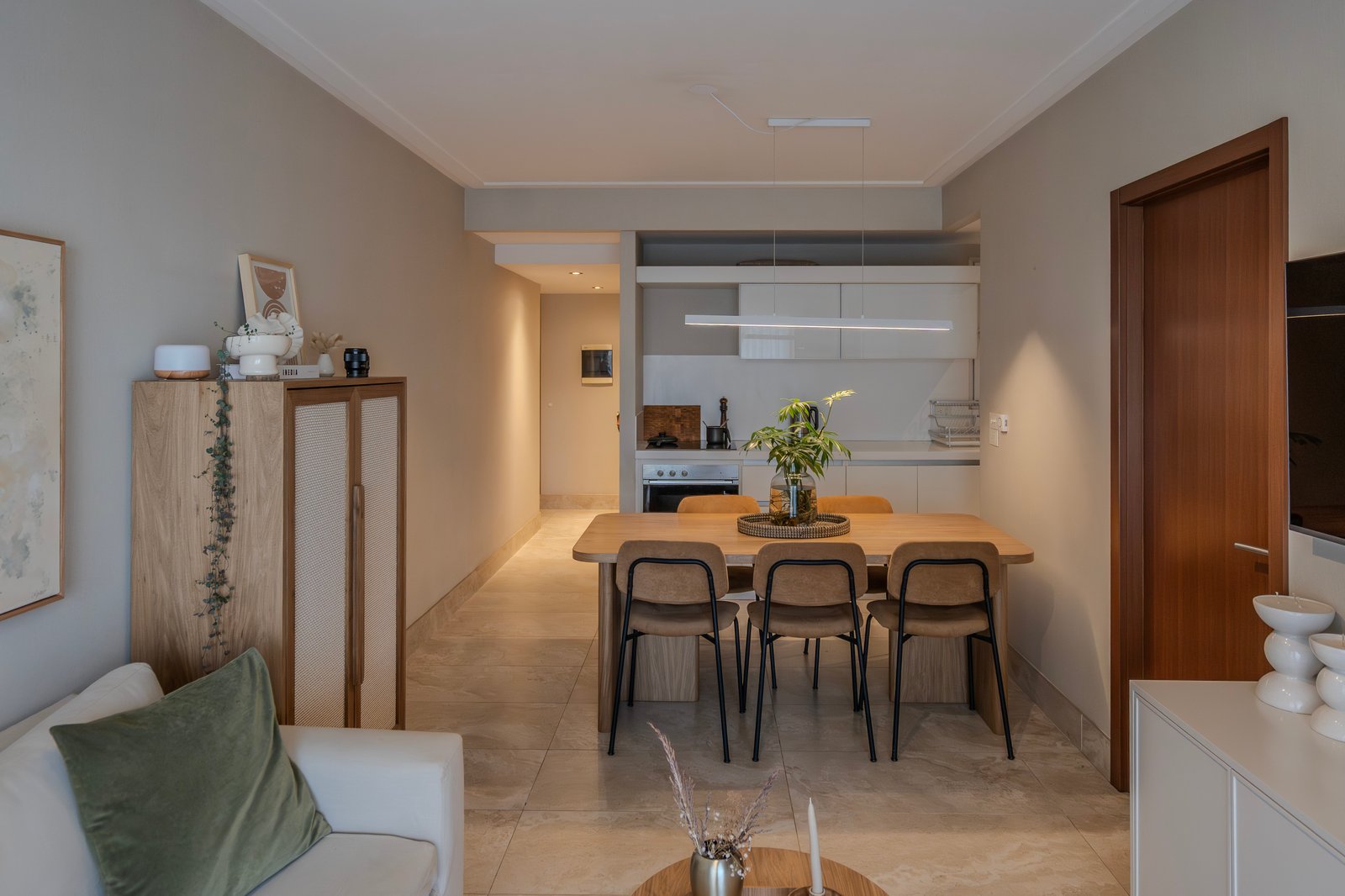 Comedor escandinavo moderno con mesa de madera y sofá verde — proyecto Bustamante, por Blue Rabbit Design, en Palermo