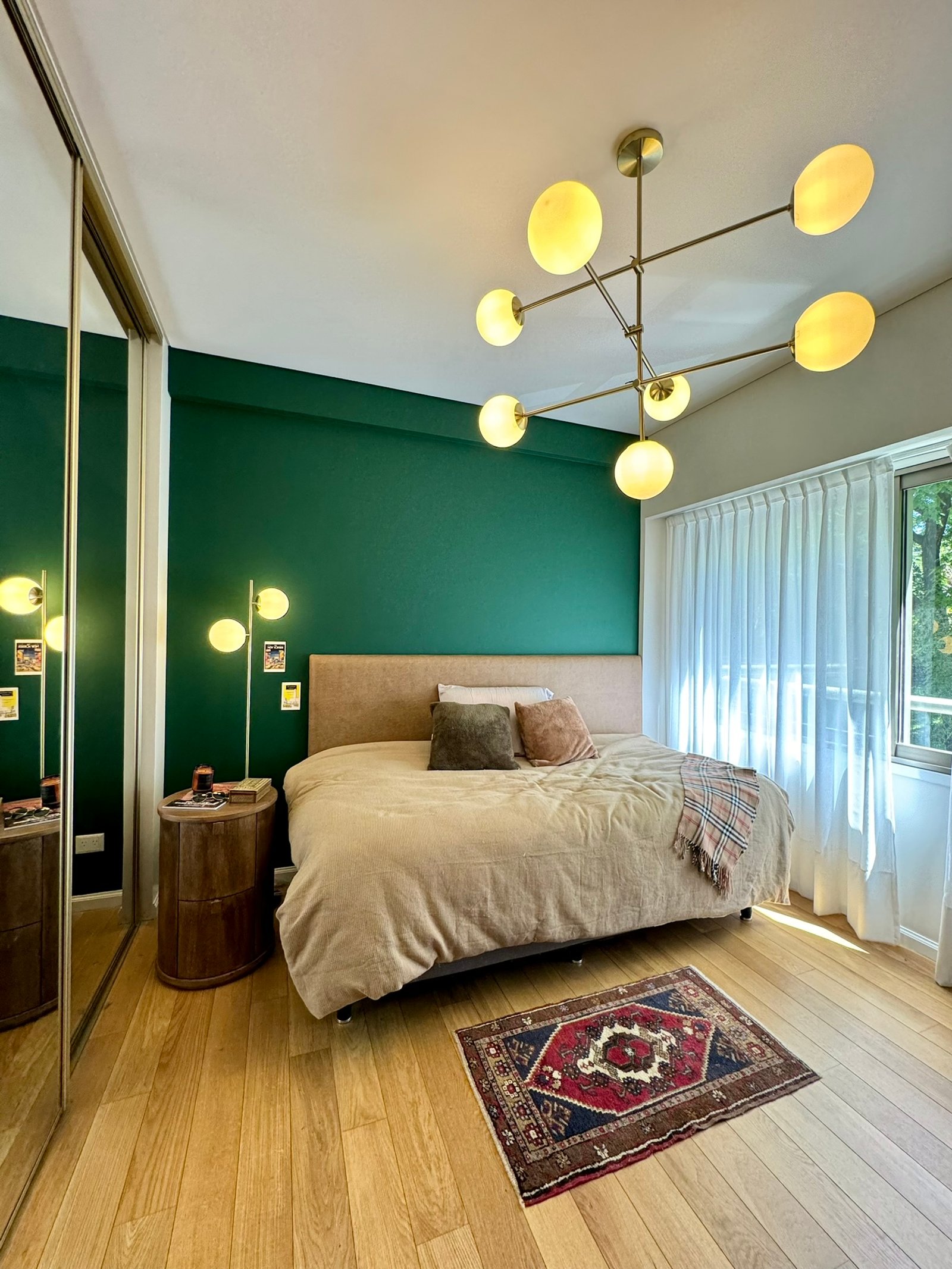 Quarto moderno com parede verde, lustre sputnik e tapete oriental — projeto Olleros, por MDBK Arquitectura, em Belgrano