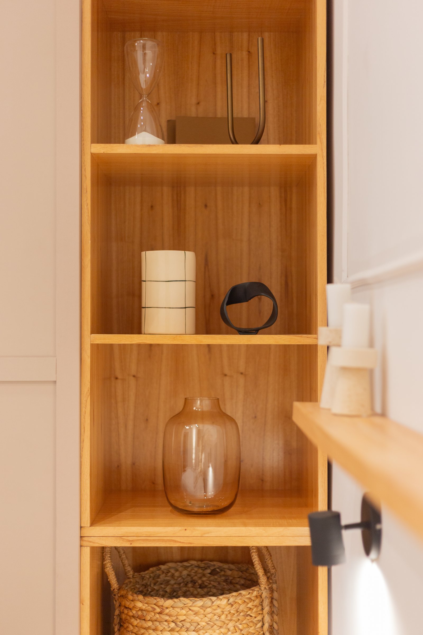 Estante de madeira com objetos decorativos minimalistas — projeto Anchorena, por Martina Kleinert, em Palermo