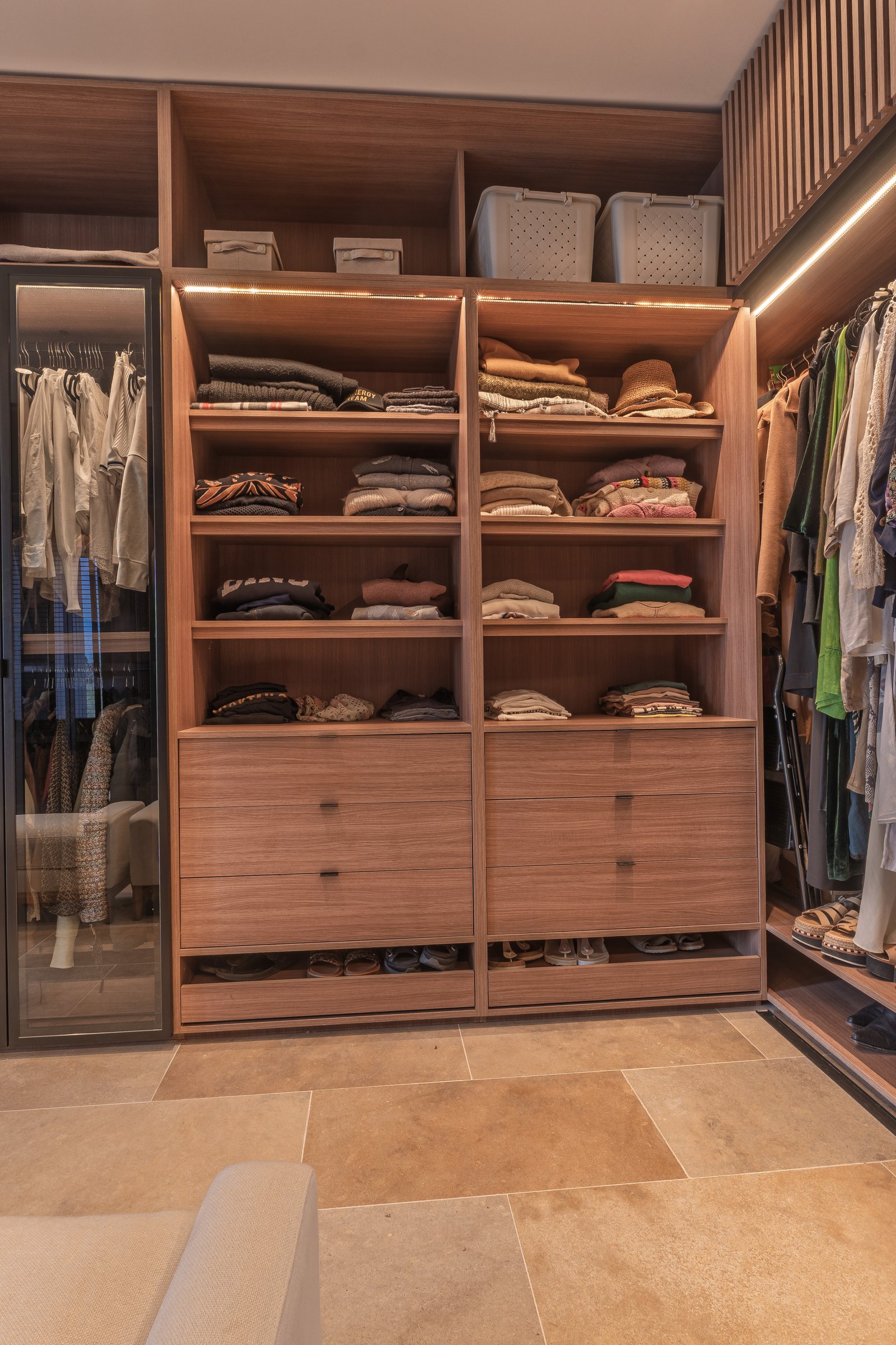 Closet moderno com móveis de madeira e iluminação embutida — projeto PilarA - Estudio Pacifica, por ABEJA CONCEPT, em Pilar