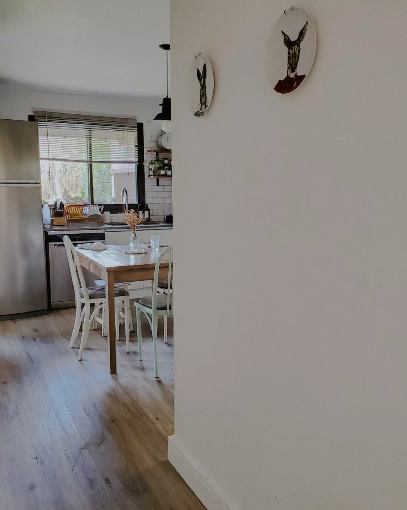 Cocina escandinava con comedor y arte de ciervos — proyecto Vanguardia y Distinción en el diseño interior., por ATRIM GLOBAL, en Buenos Aires