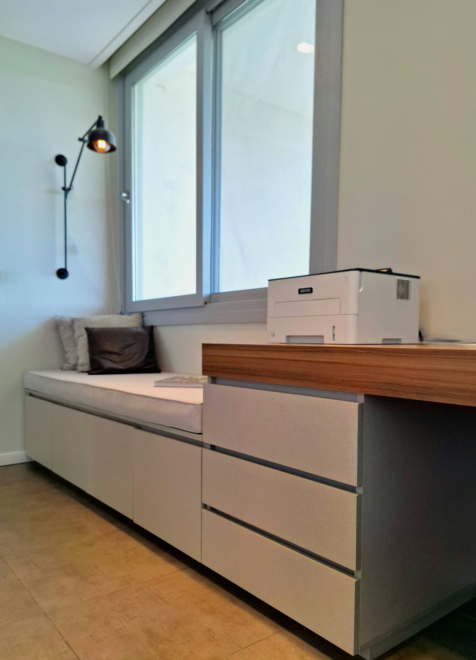 Oficina moderna con banco empotrado y gran ventana — proyecto PROYECTO GREENLANDS, por HALESA ESTUDIO, en Sta Catalina 6105