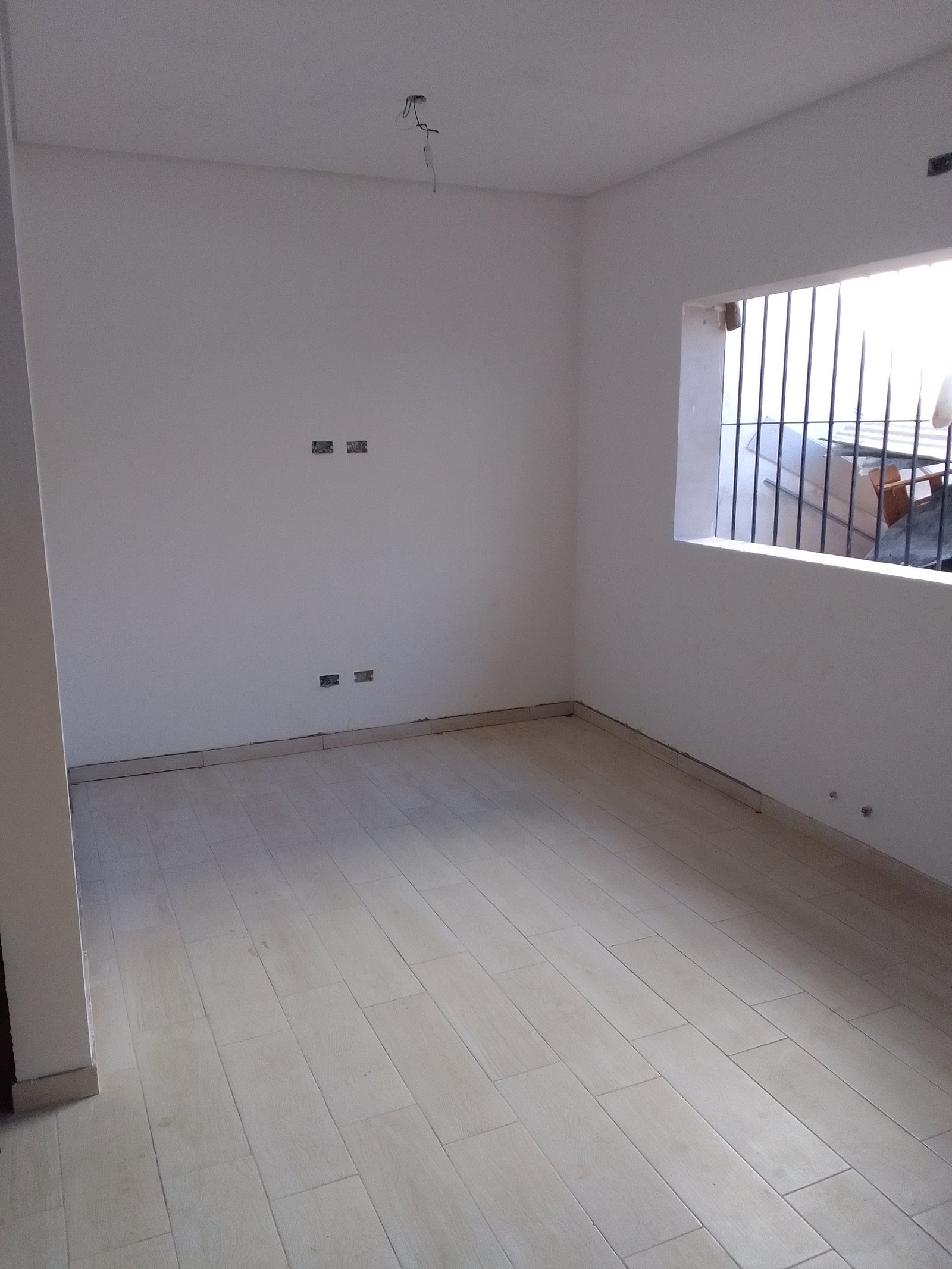 habitación sin terminar con piso de cerámica beige — proyecto Drogueria en Avellaneda, por Arquitecto Guido Niccoli, en B1872 Sarandí