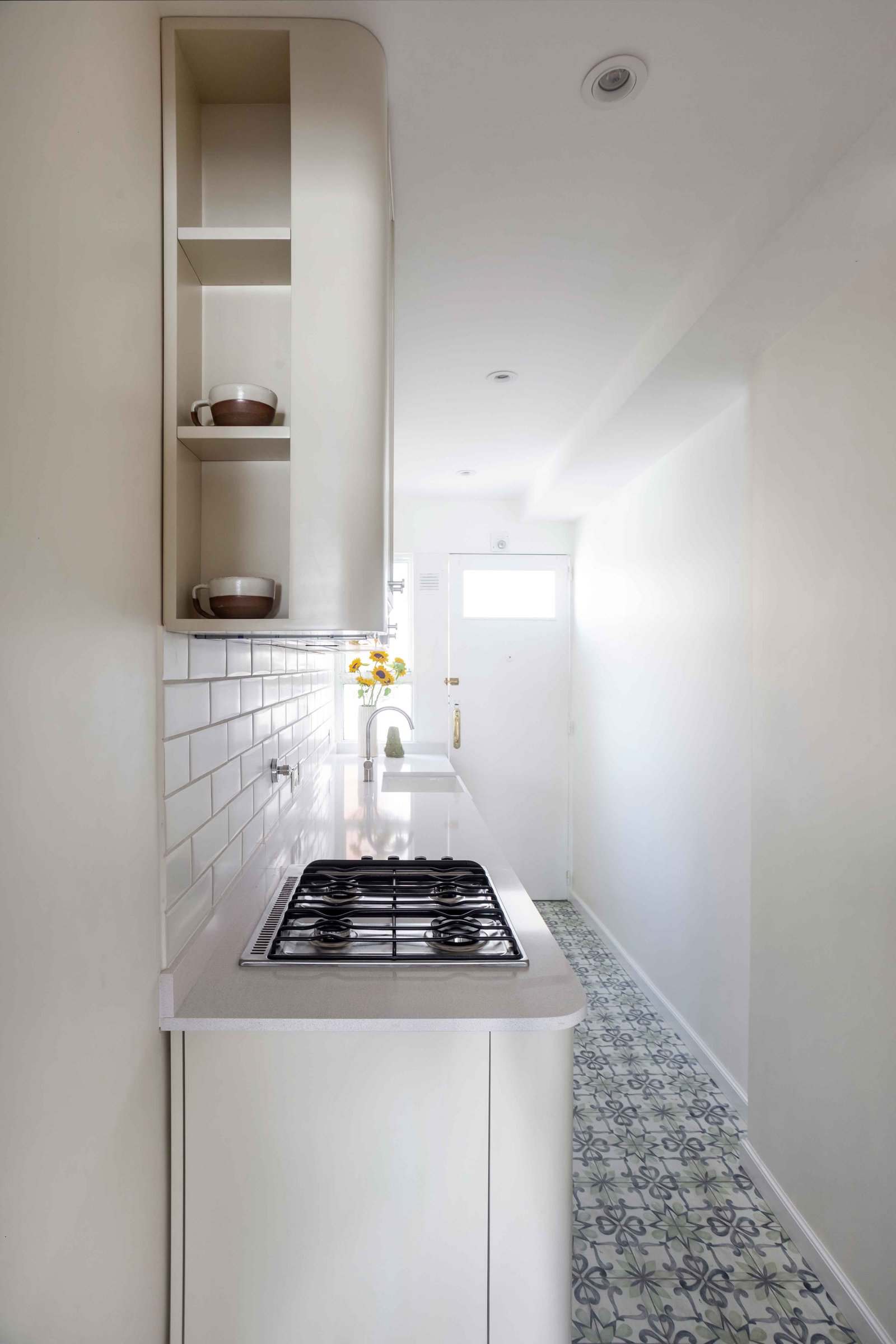 Cocina estrecha de estilo moderno con baldosas de fantasía y muebles integrados — proyecto Laprida, por Bouré Studio, en Barrio Norte